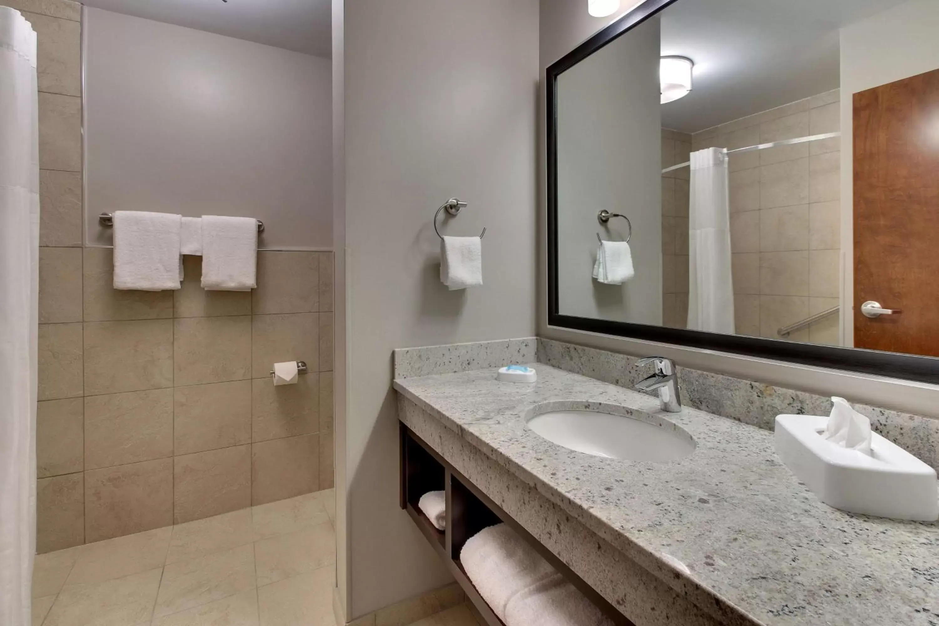 Bathroom in Drury Inn & Suites Cleveland Beachwood