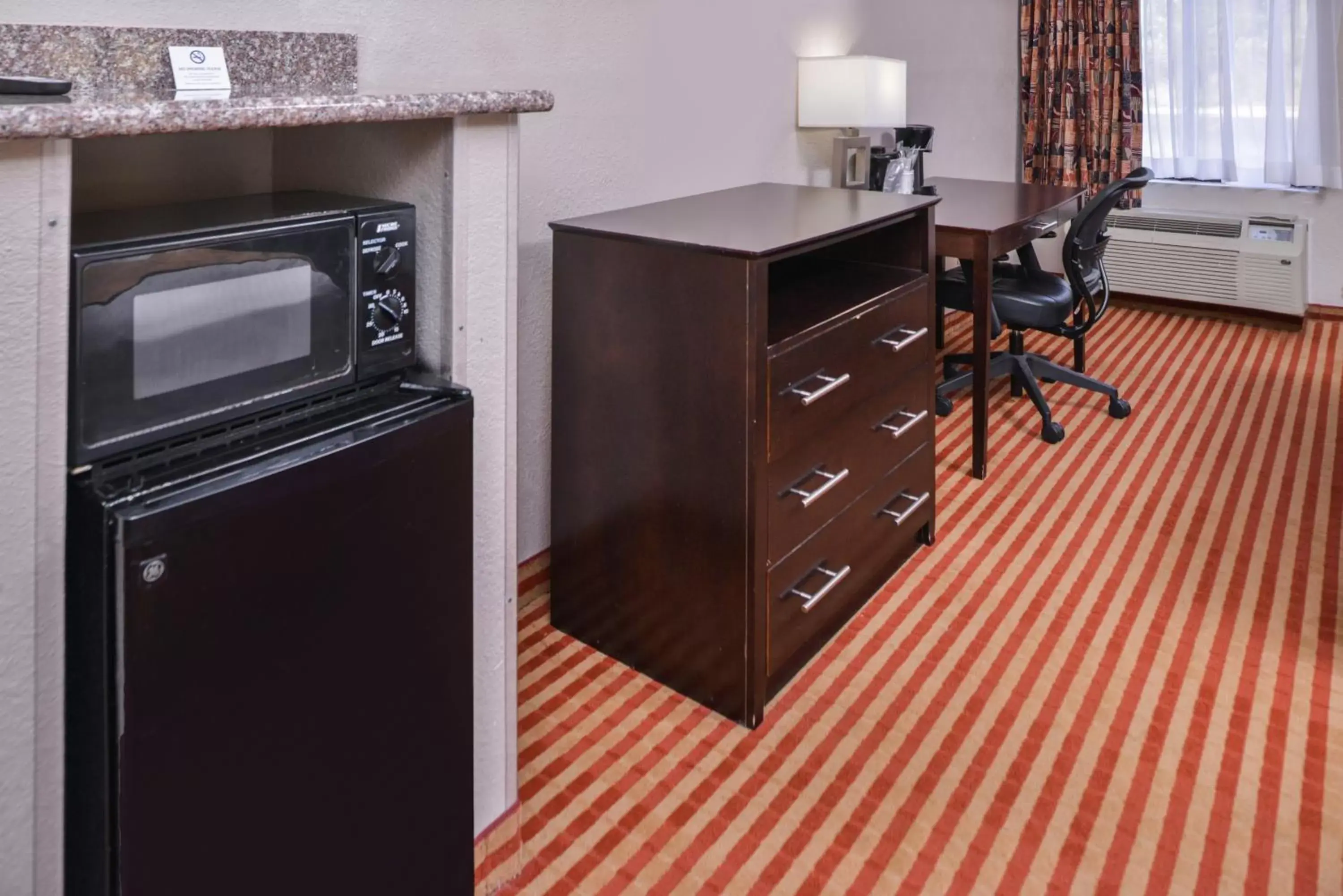 Kitchen or kitchenette, TV/Entertainment Center in Americas Best Value Inn & Suites Bastrop