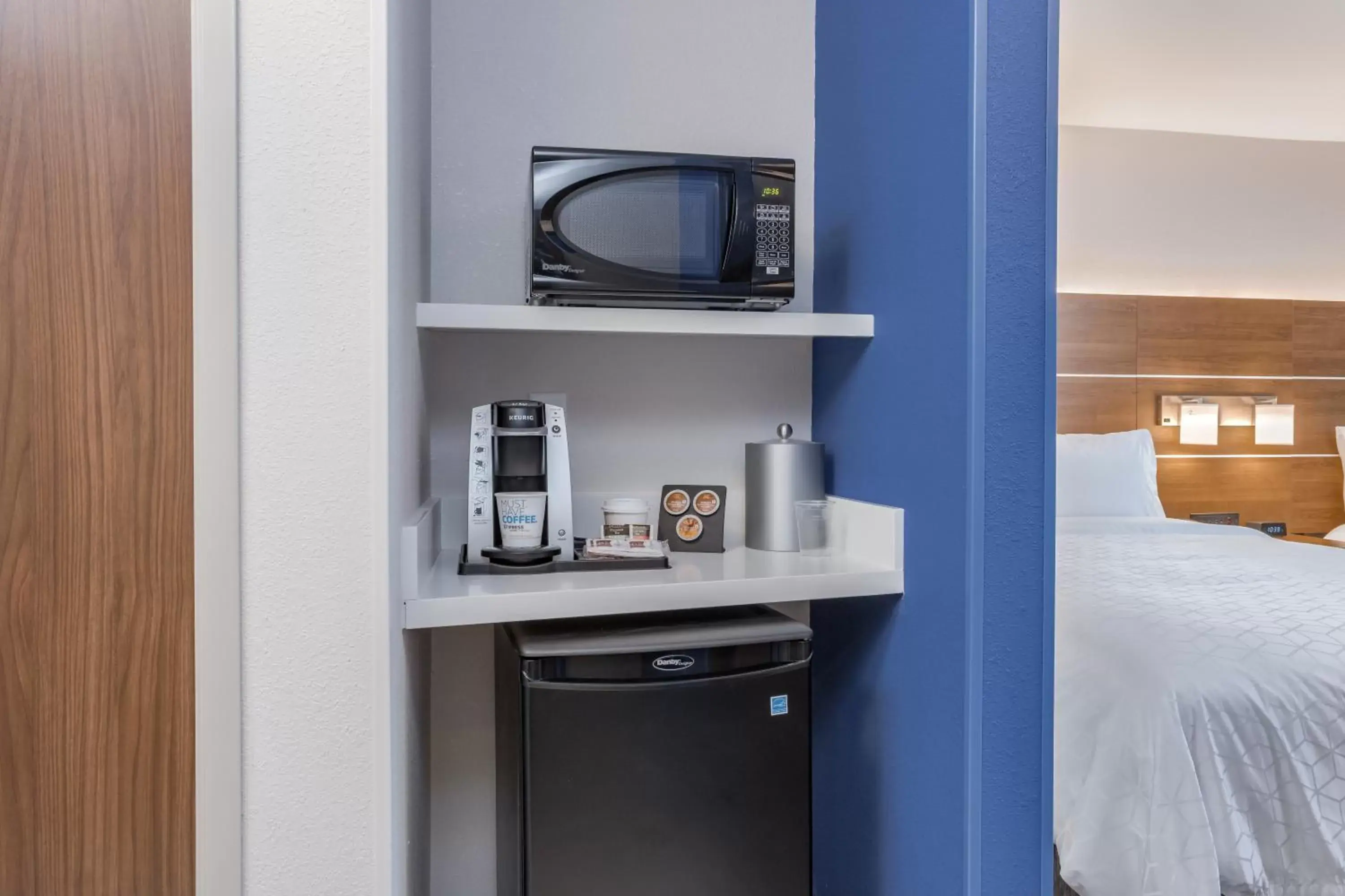 Kitchen/Kitchenette in Holiday Inn Express & Suites - Elkhart North, an IHG Hotel