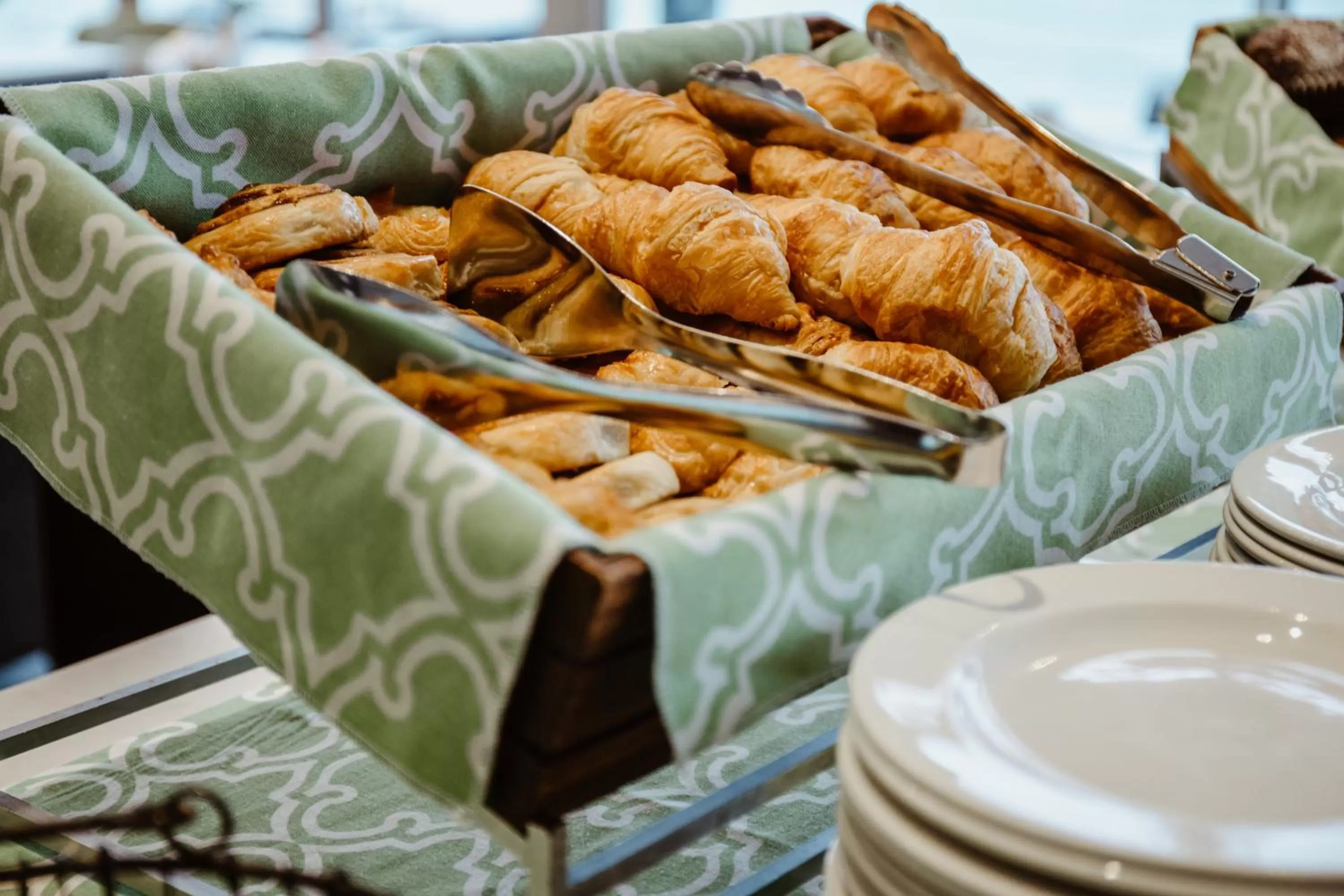 Restaurant/places to eat in Belaire Suites Hotel