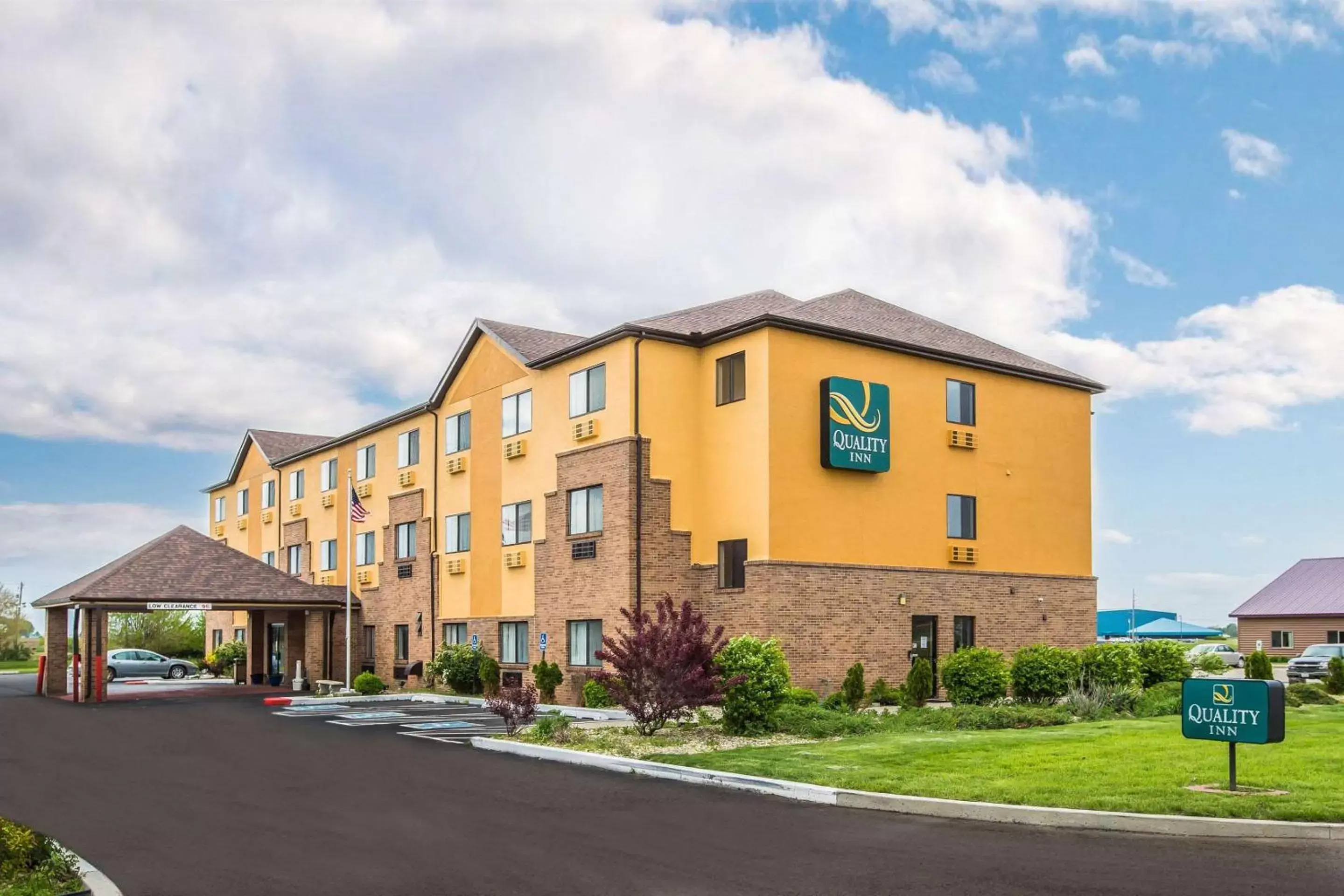 Property Building in Quality Inn Peru near Starved Rock State Park