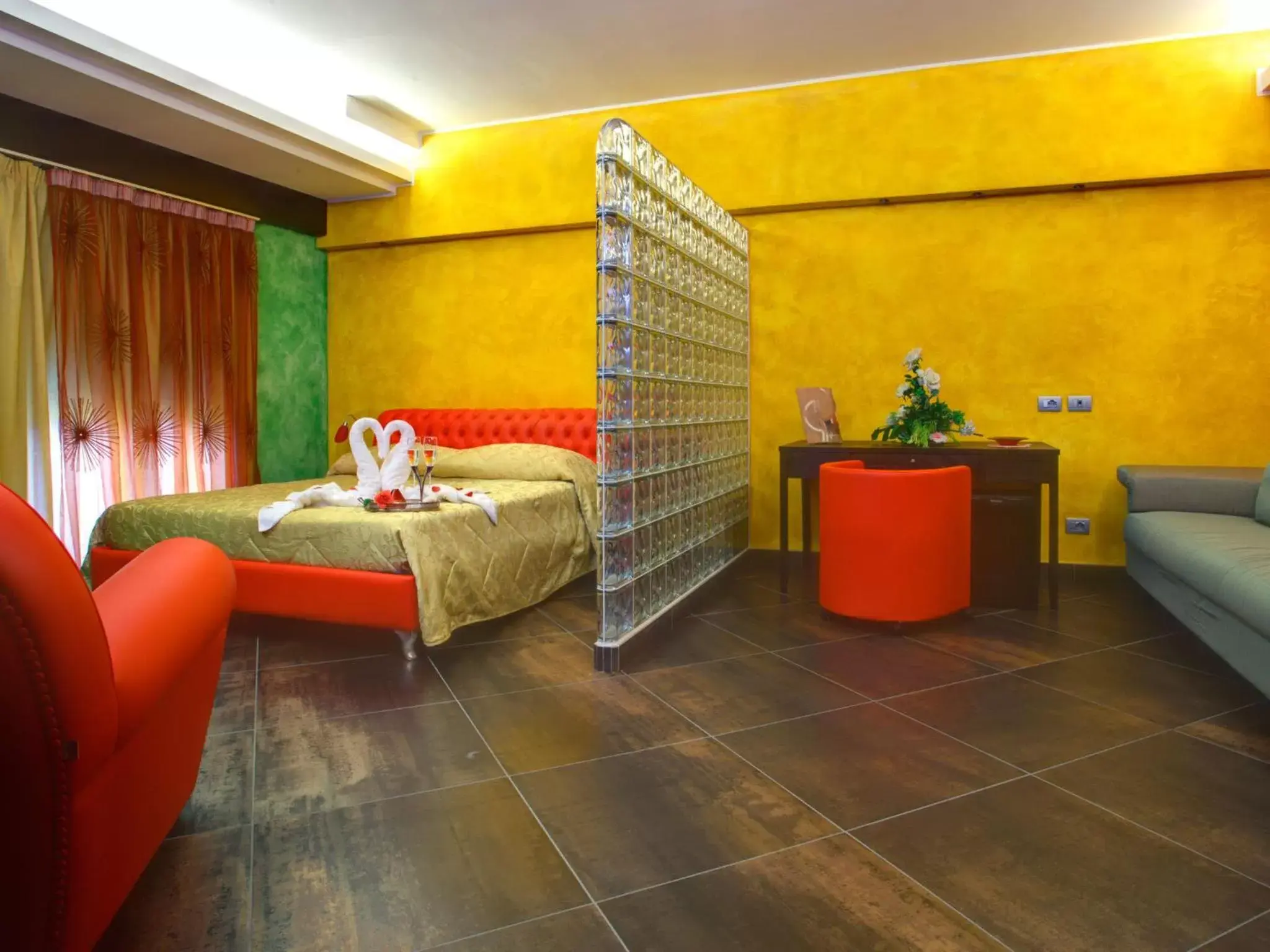 Photo of the whole room in Abalon Pompei Resort