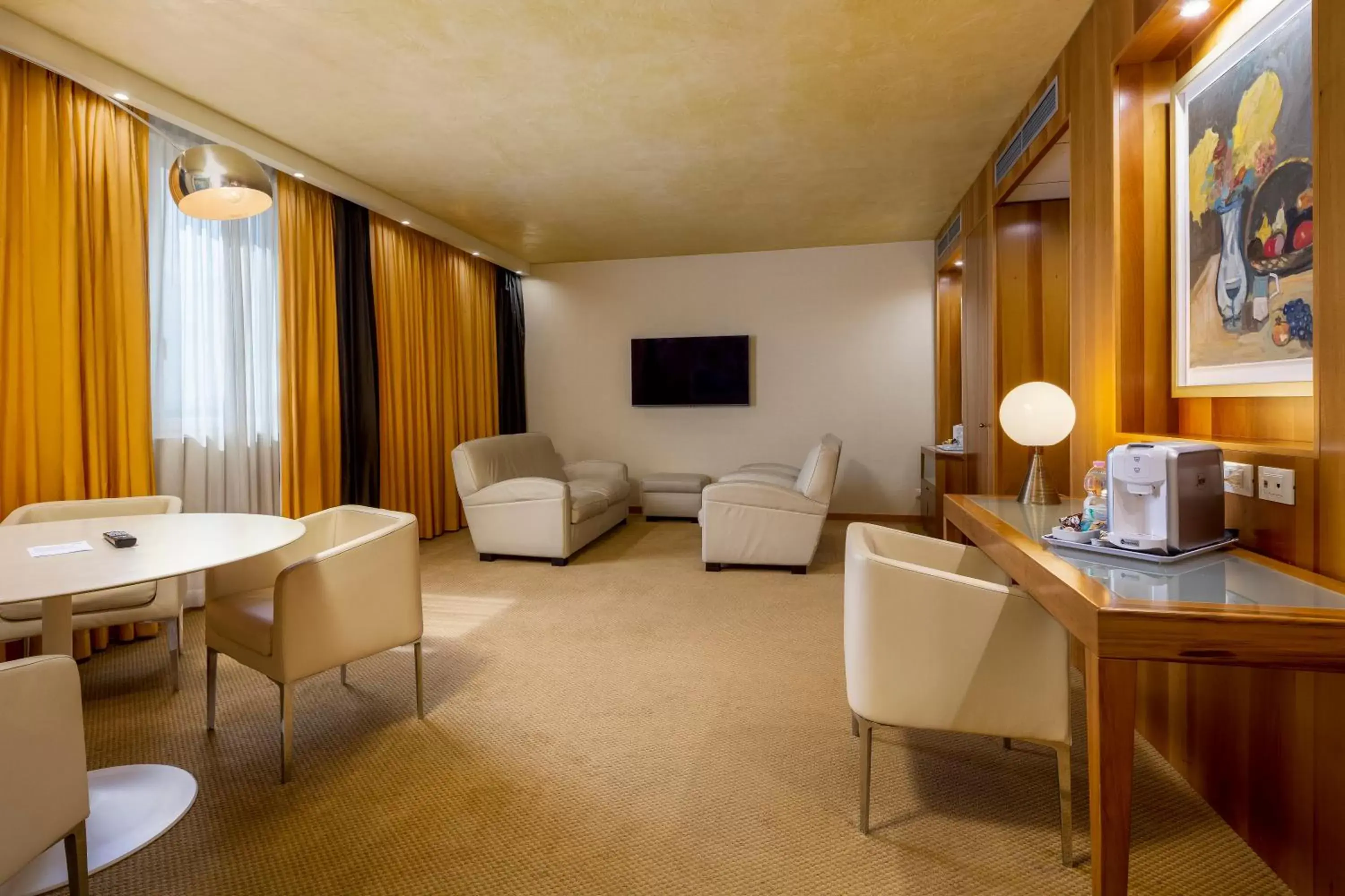 Living room, Seating Area in Crowne Plaza Padova, an IHG Hotel