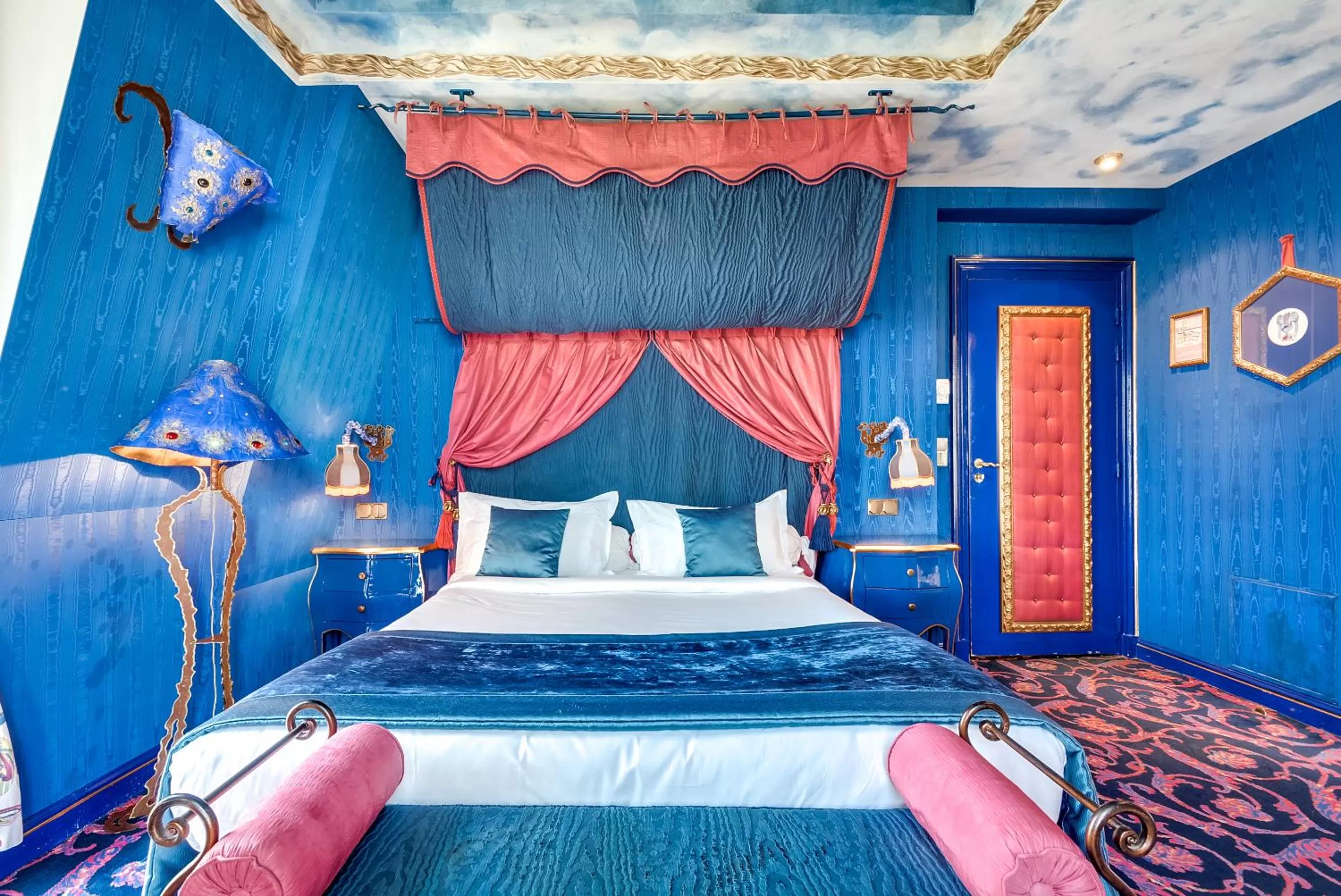 Photo of the whole room, Bed in La Villa Royale