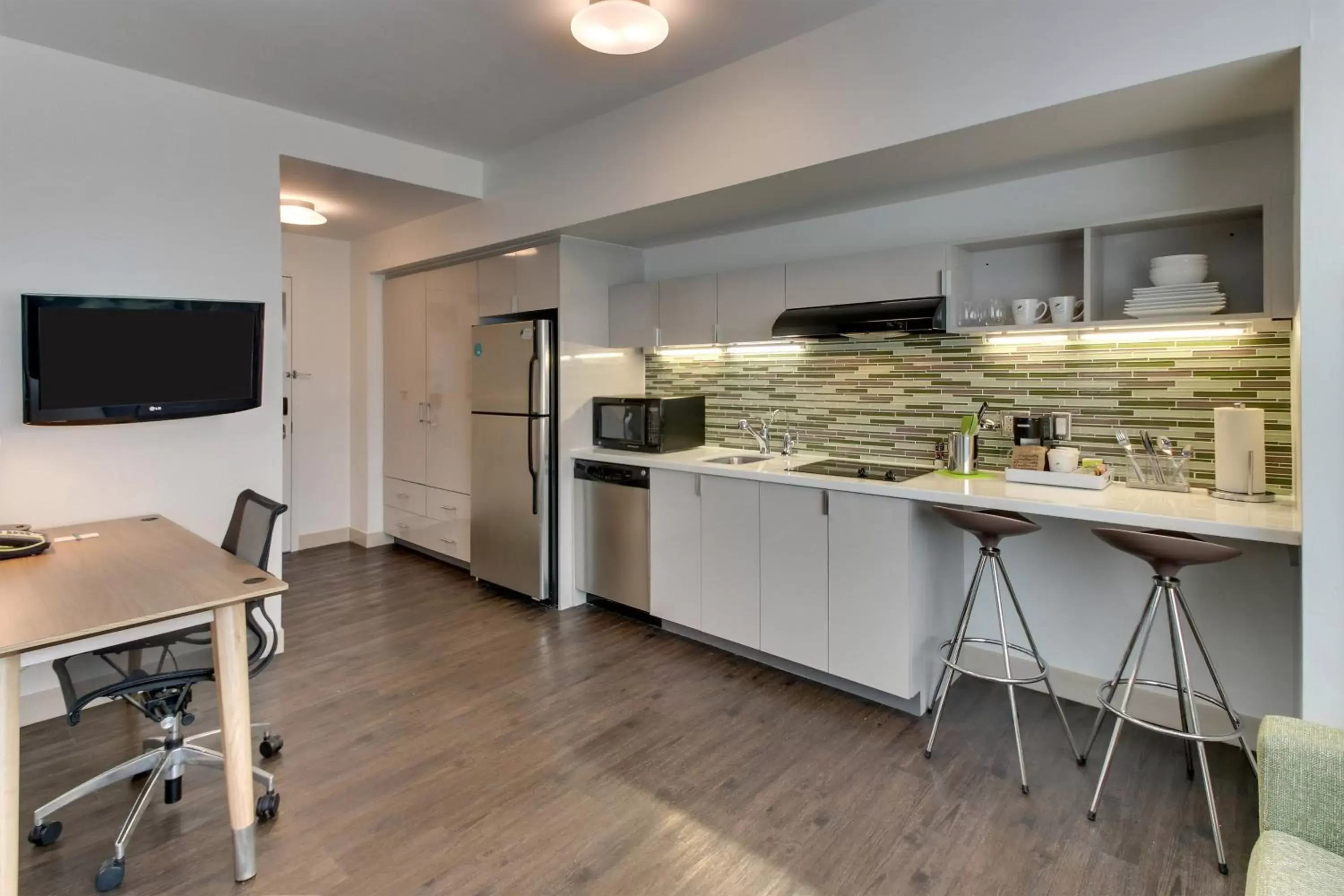 Photo of the whole room, Kitchen/Kitchenette in Element Ewing Princeton