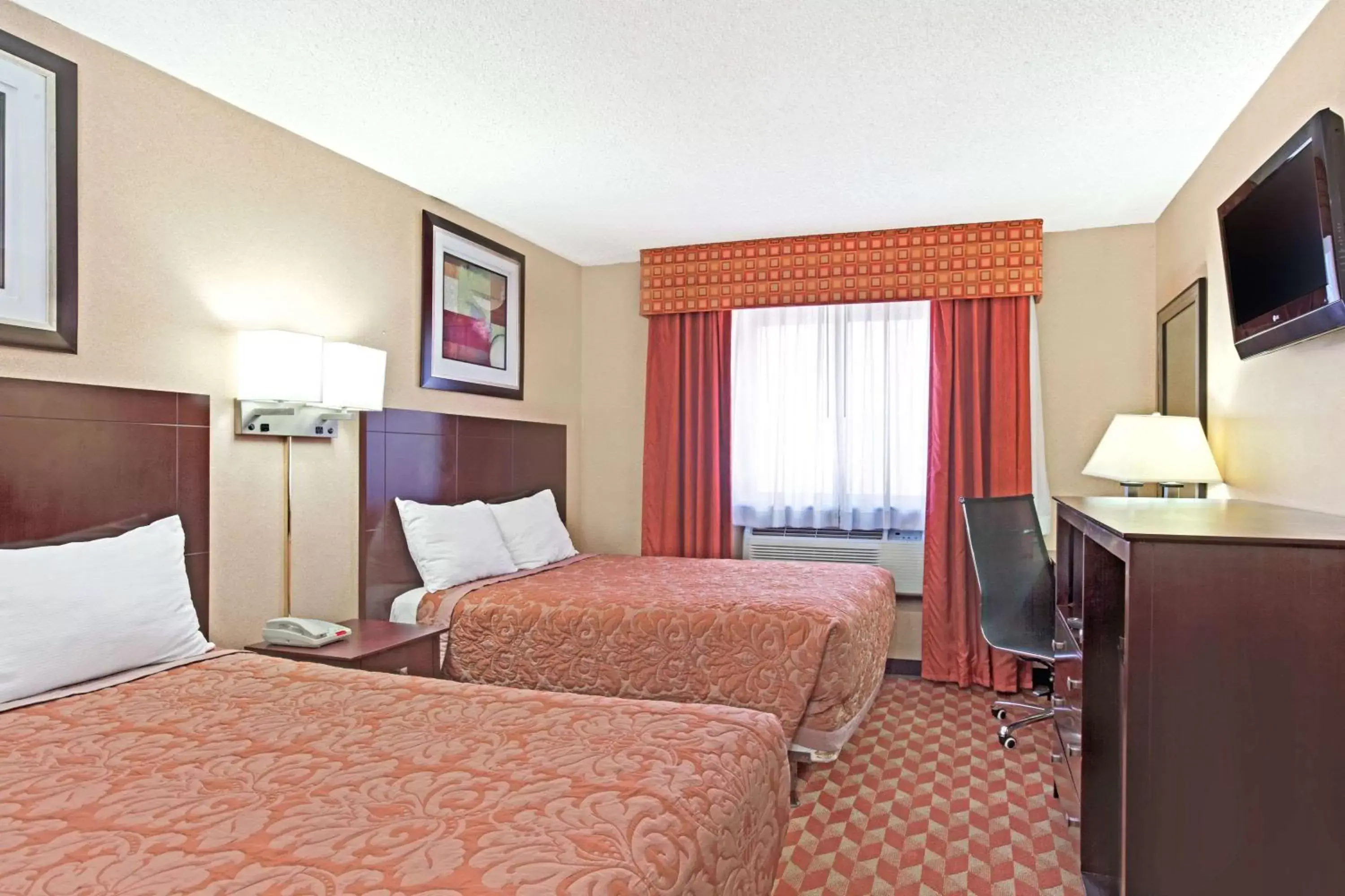 On site, Bed in Super 8 by Wyndham Long Island City LGA Hotel On site, Bed in Super 8 by Wyndham Long Island City LGA Hotel