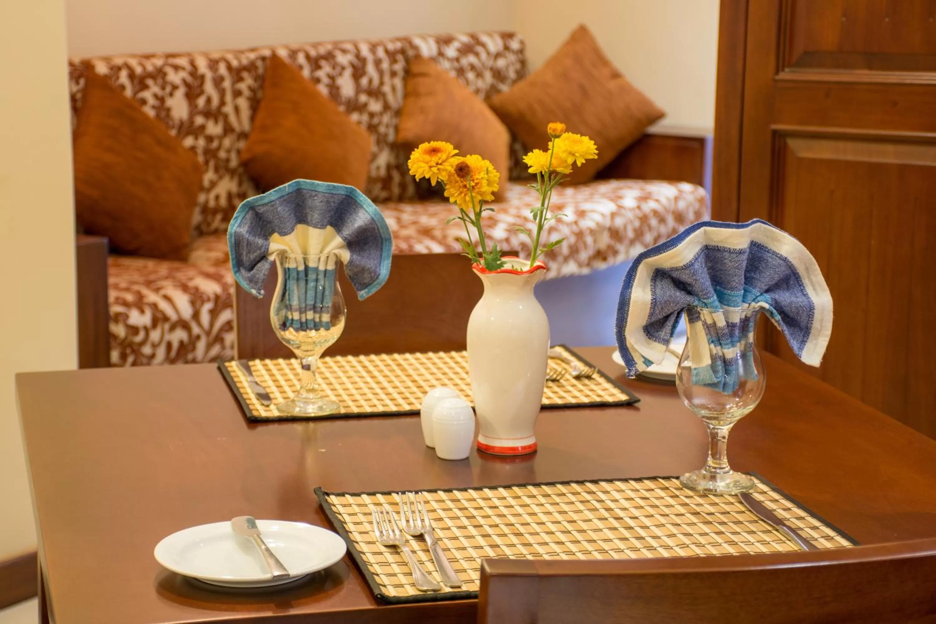 Restaurant/places to eat in Ceyloni City Hotel