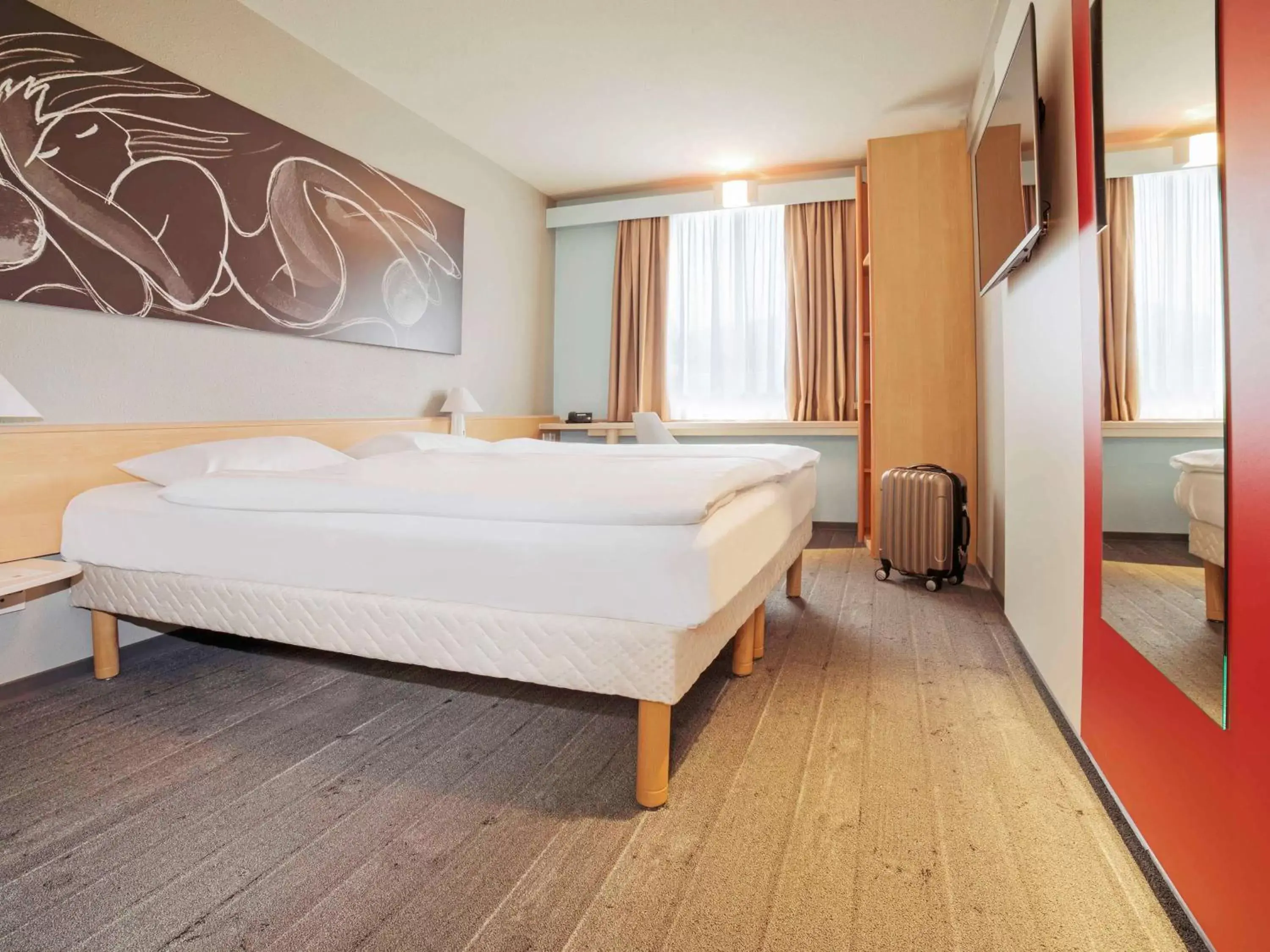 Photo of the whole room, Bed in ibis Jena City