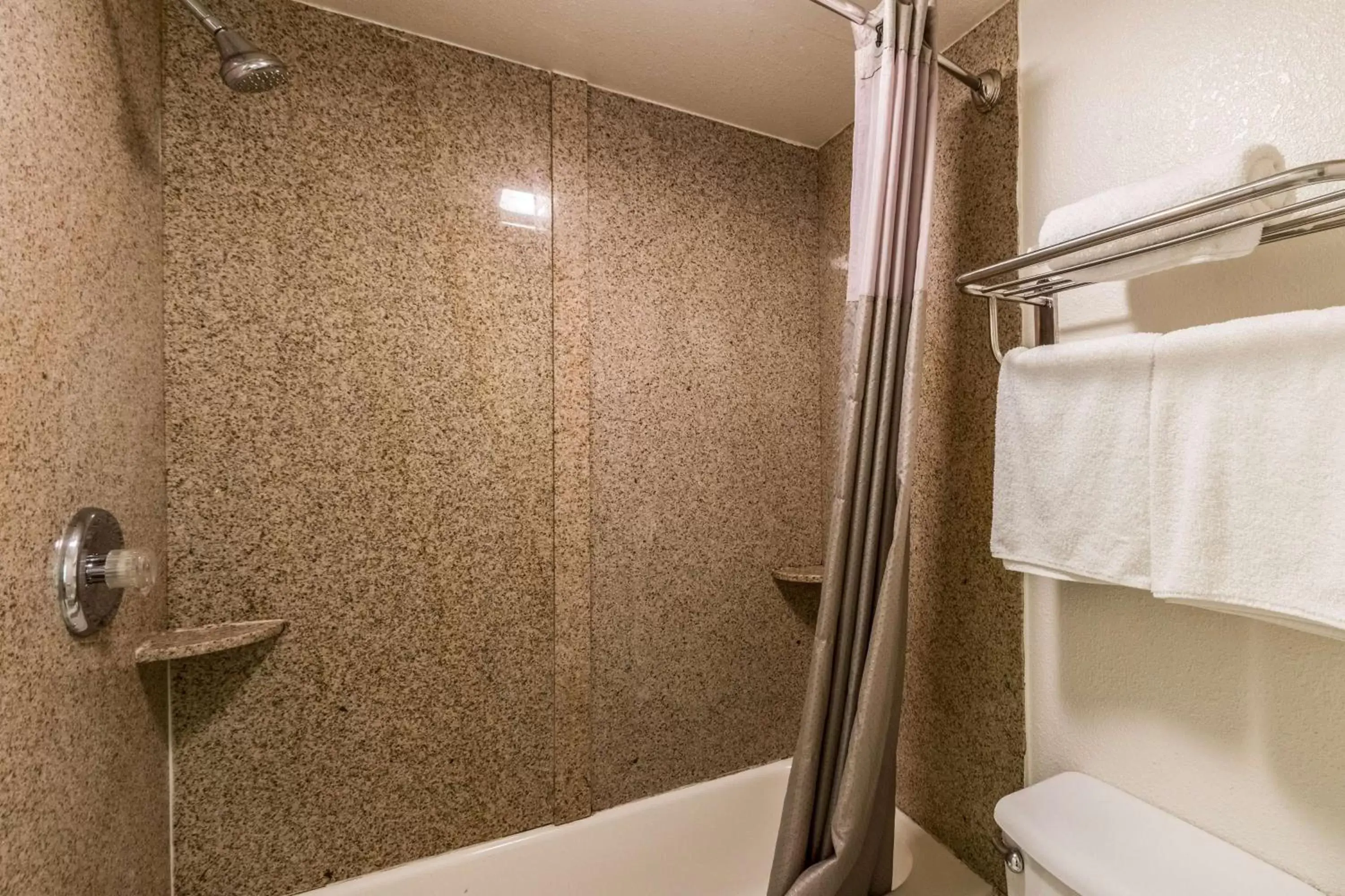 Shower, Bathroom in Motel 6-Grove City, OH