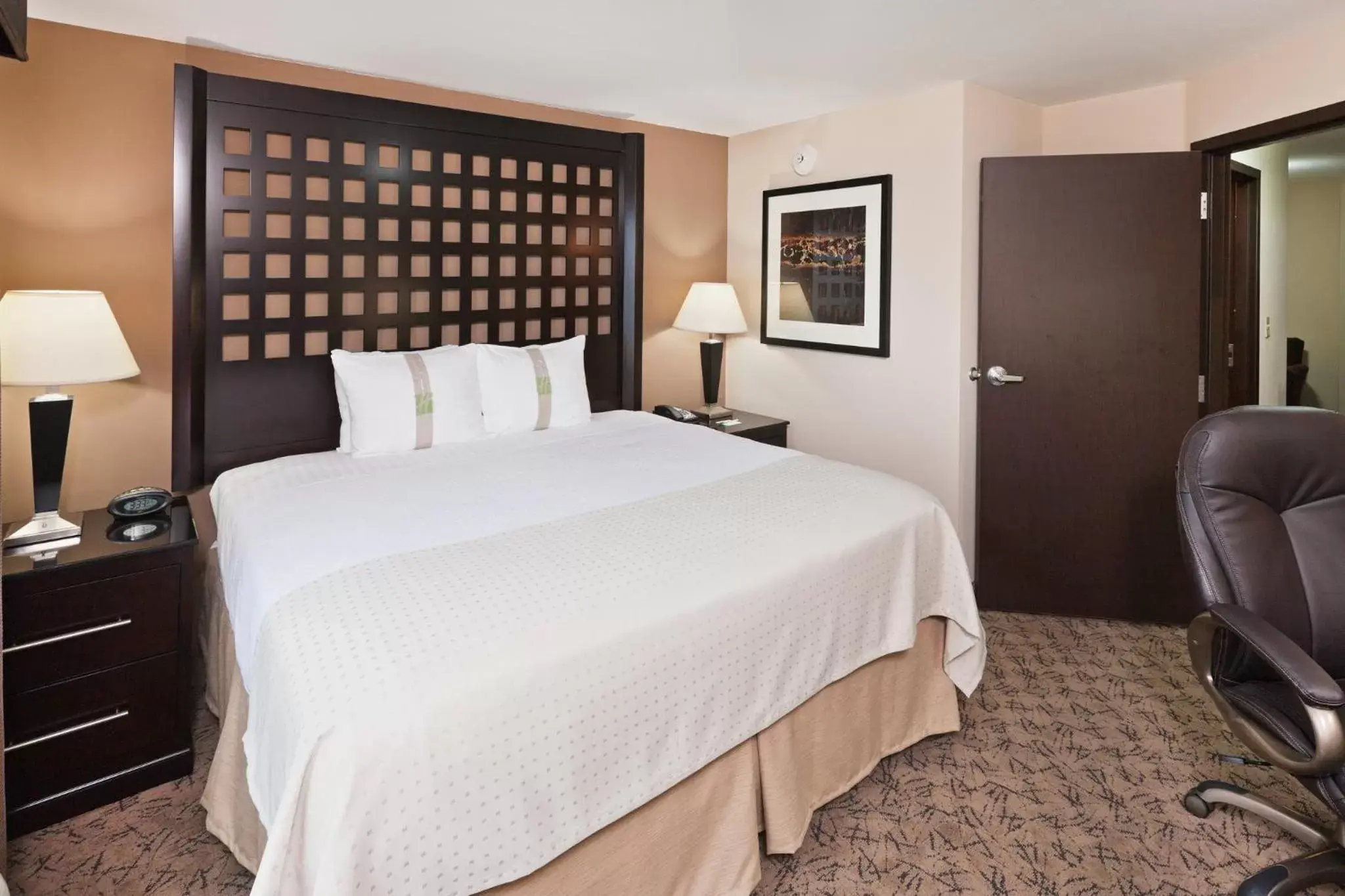 Photo of the whole room, Bed in Holiday Inn Hotel & Suites Tulsa South, an IHG Hotel