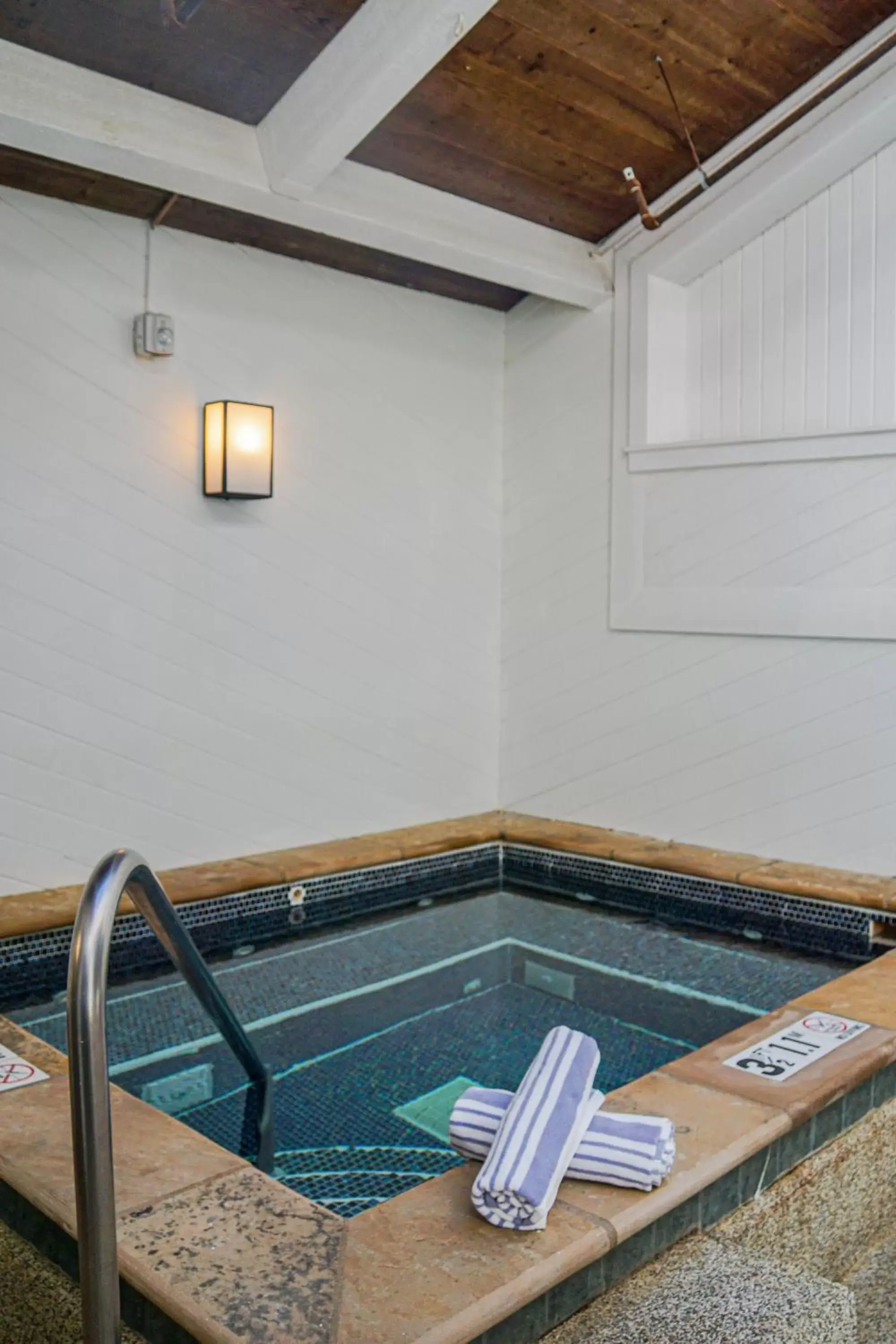 Hot Tub, Swimming Pool in The Ridgeline Hotel, Estes Park, Ascend Hotel Collection