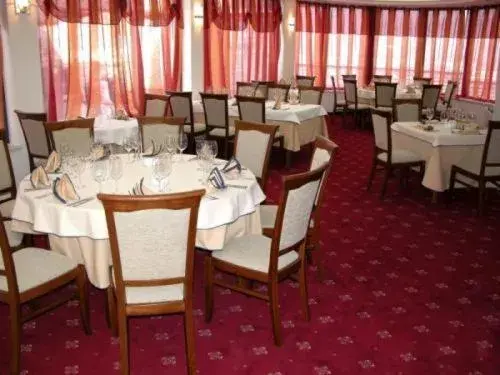 Restaurant/Places to Eat in Legends Hotel