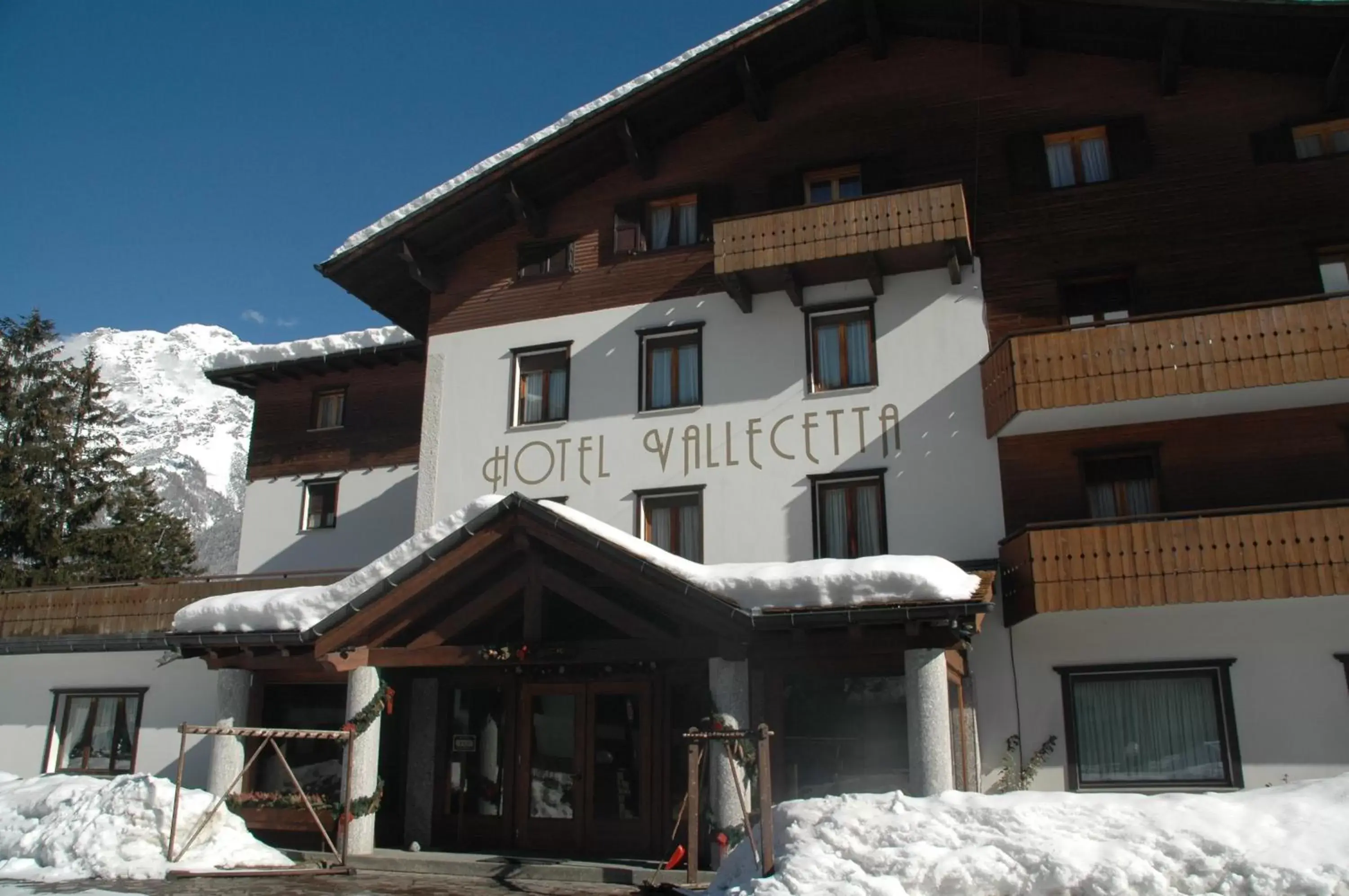 Facade/entrance, Winter in Hotel Vallecetta