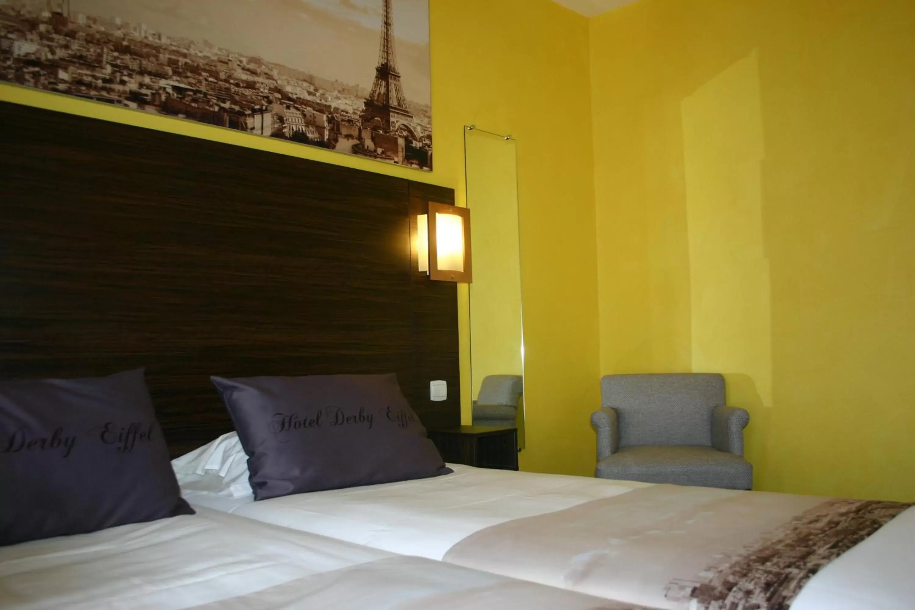 Photo of the whole room, Bed in Hôtel Derby Eiffel