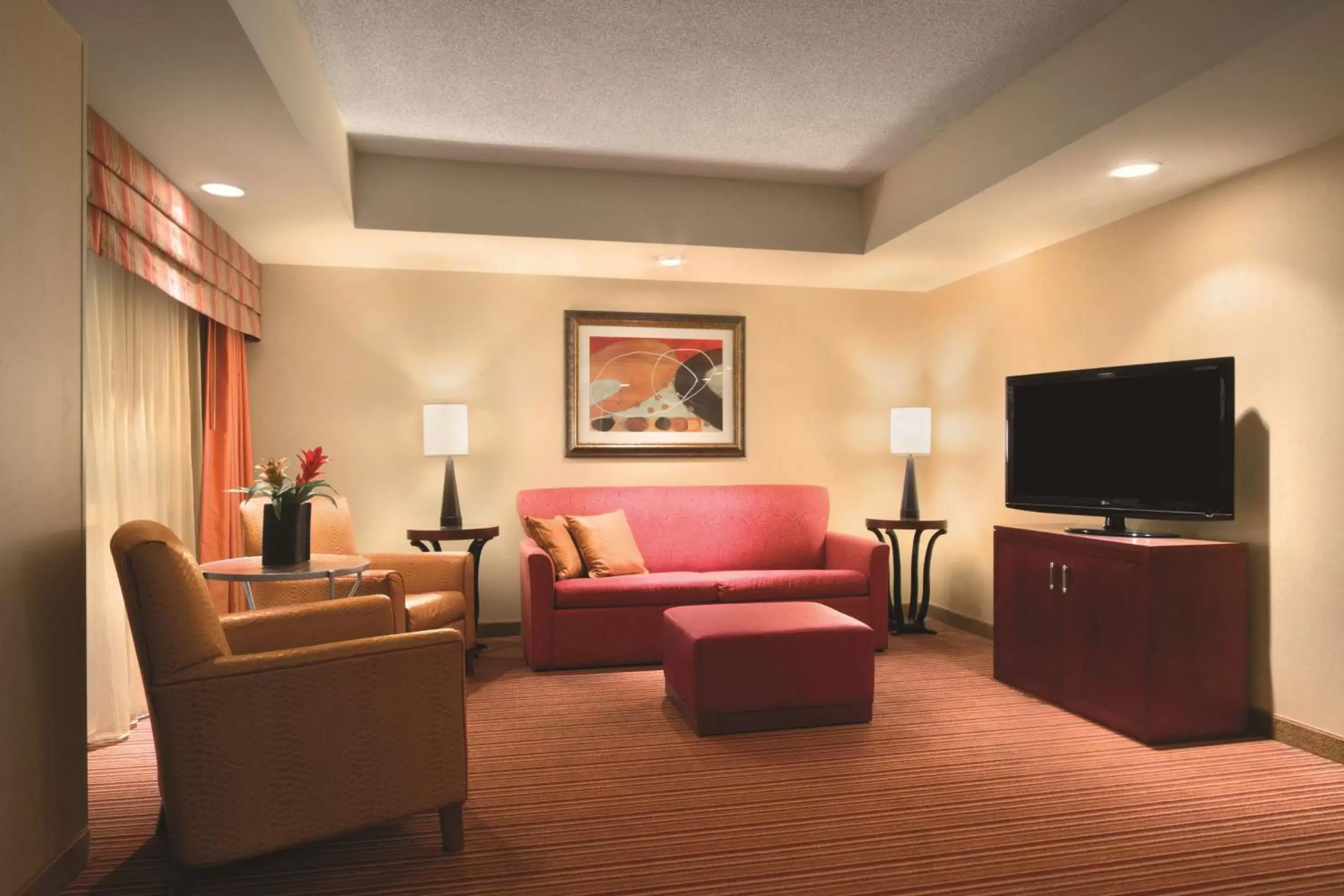 Bedroom, Seating Area in Embassy Suites by Hilton Norman Hotel & Conference Center