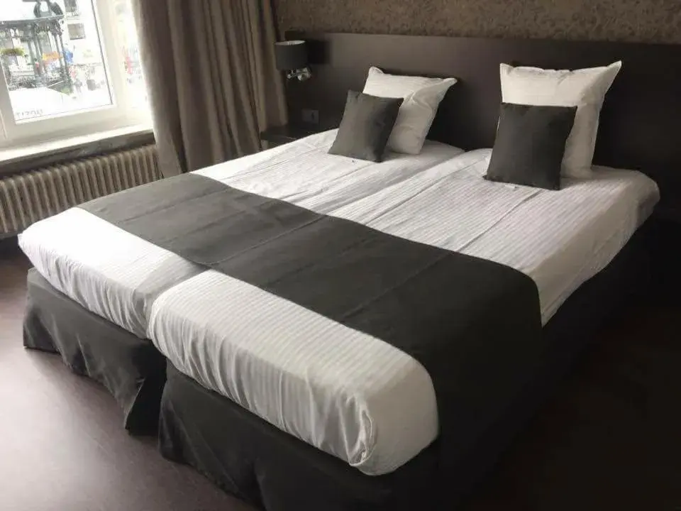 Bed in Hotel Ambassadeur