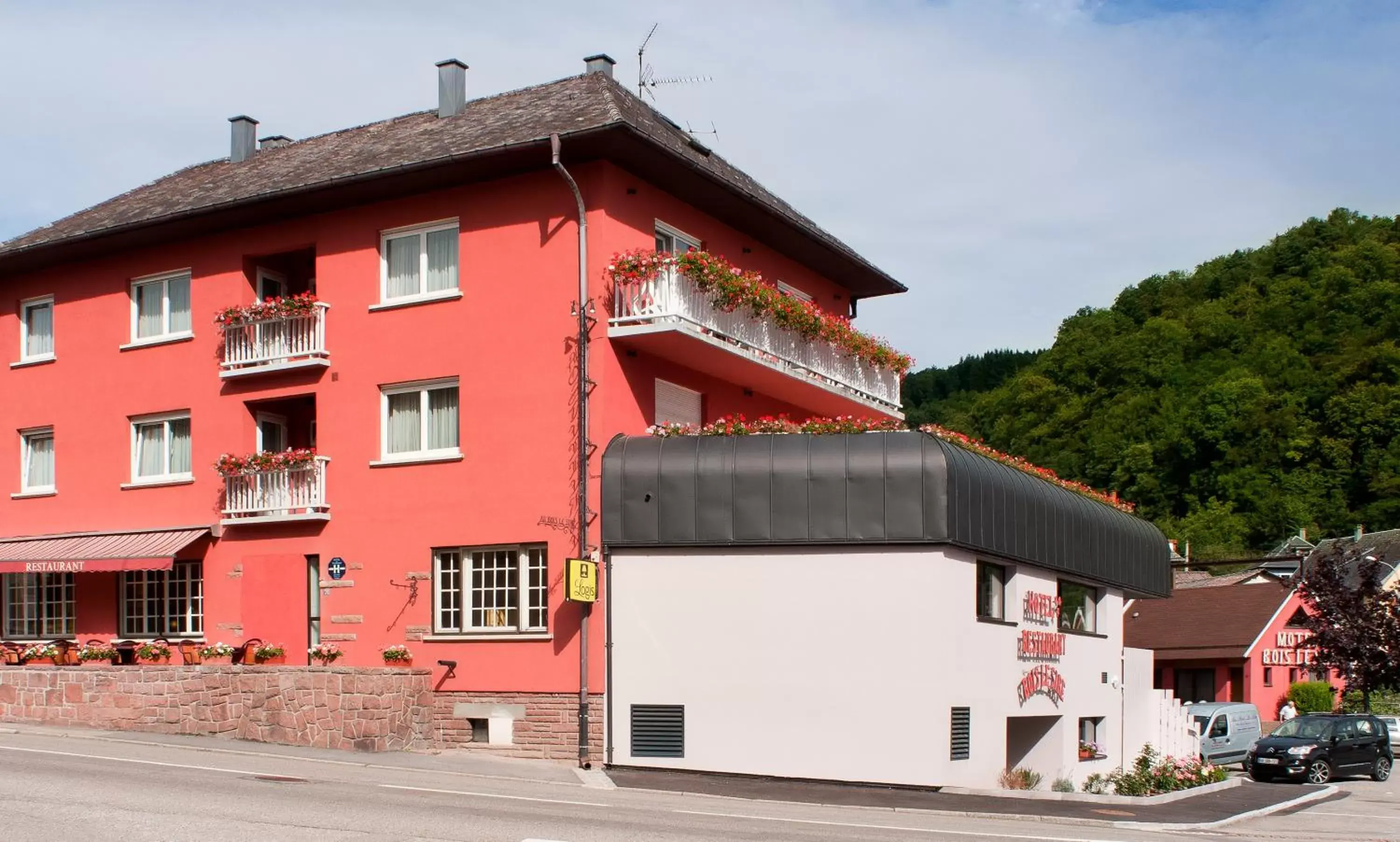 Facade/entrance, Property Building in Logis Hostellerie Motel Au Bois Le Sire