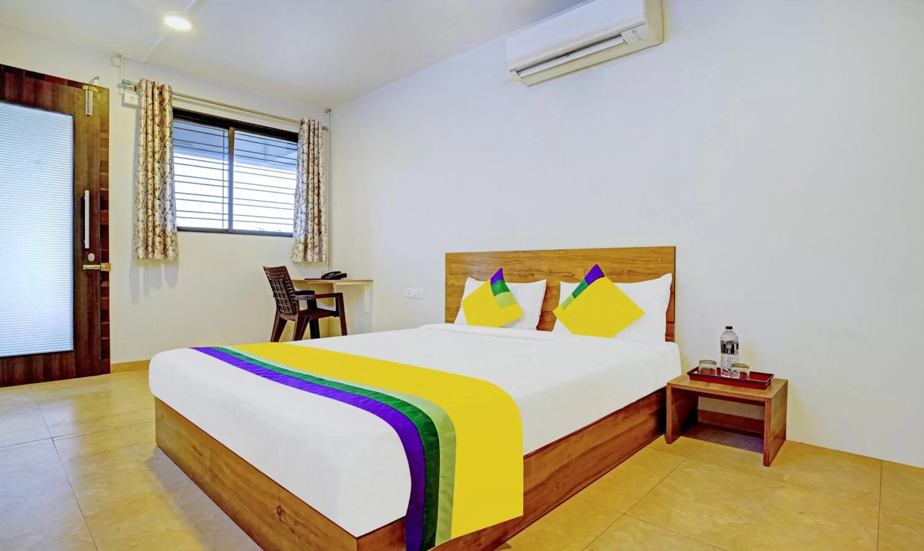 Bedroom, Bed in Itsy Hotels Oasis Pride Bedroom, Bed in Itsy Hotels Oasis Pride
