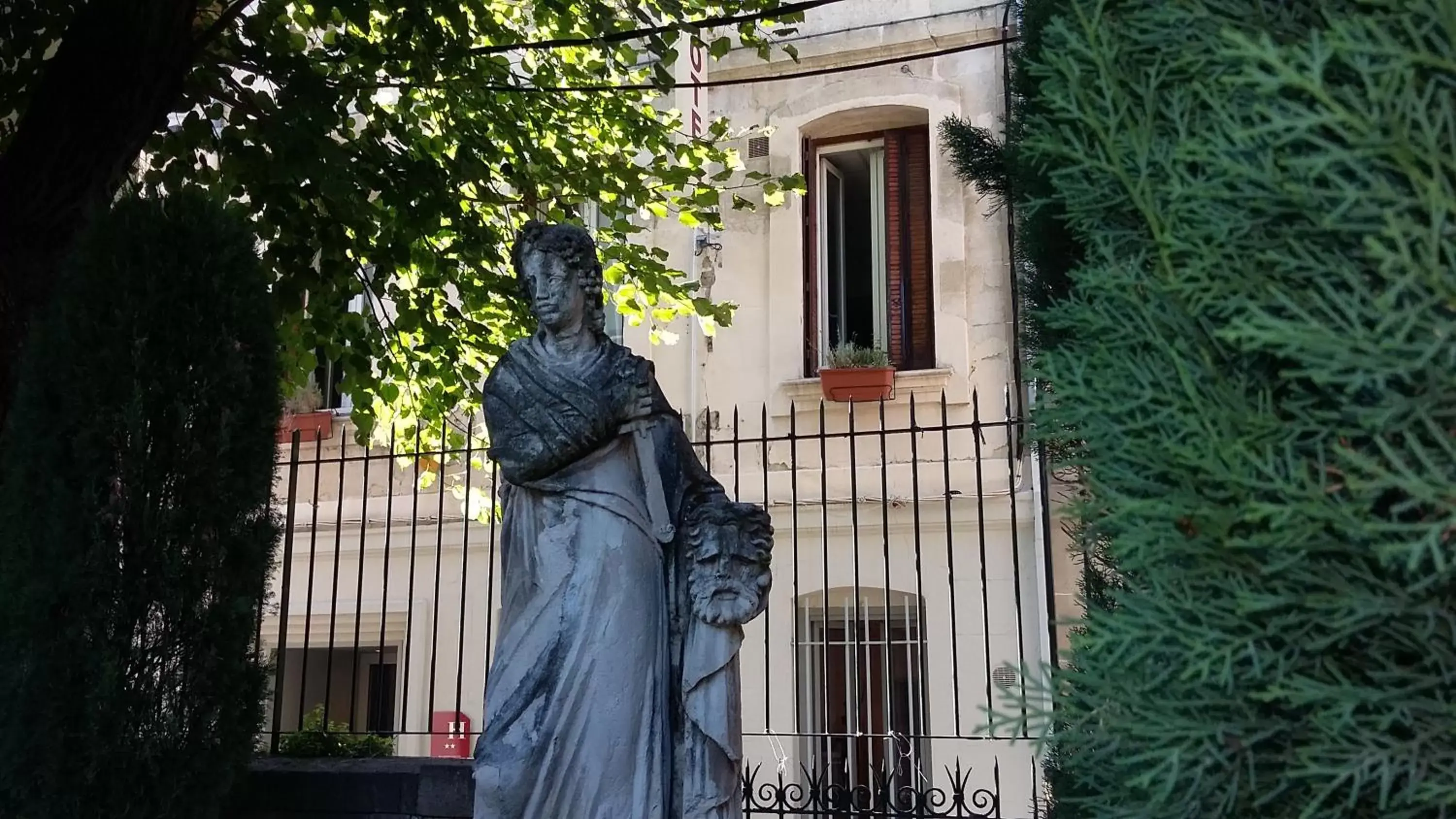 Facade/entrance in Hôtel Les Corps Saints