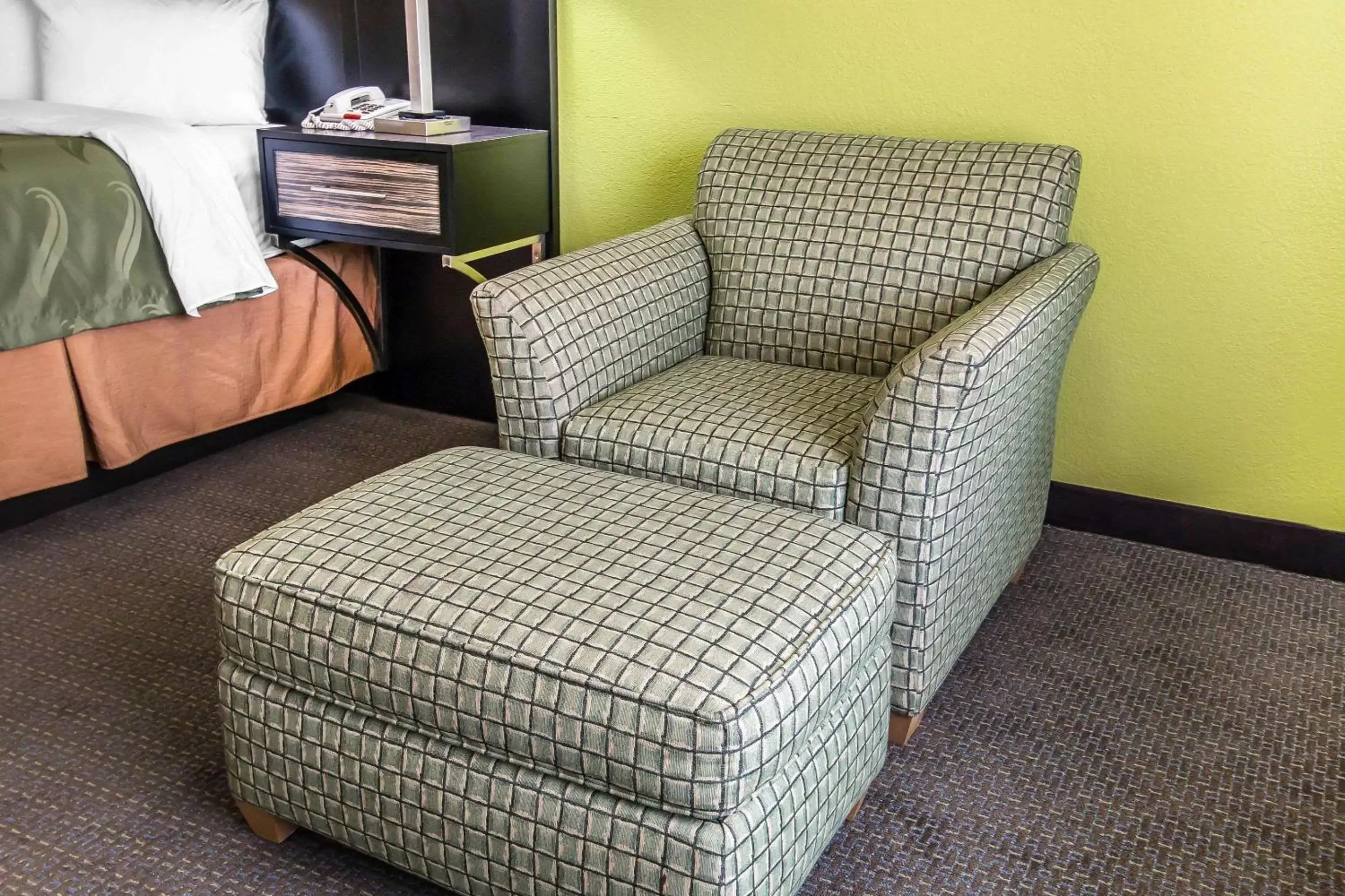 Photo of the whole room, Seating Area in Quality Inn Hinesville - Fort Stewart Area, Kitchenette Rooms - Pool - Guest Laundry