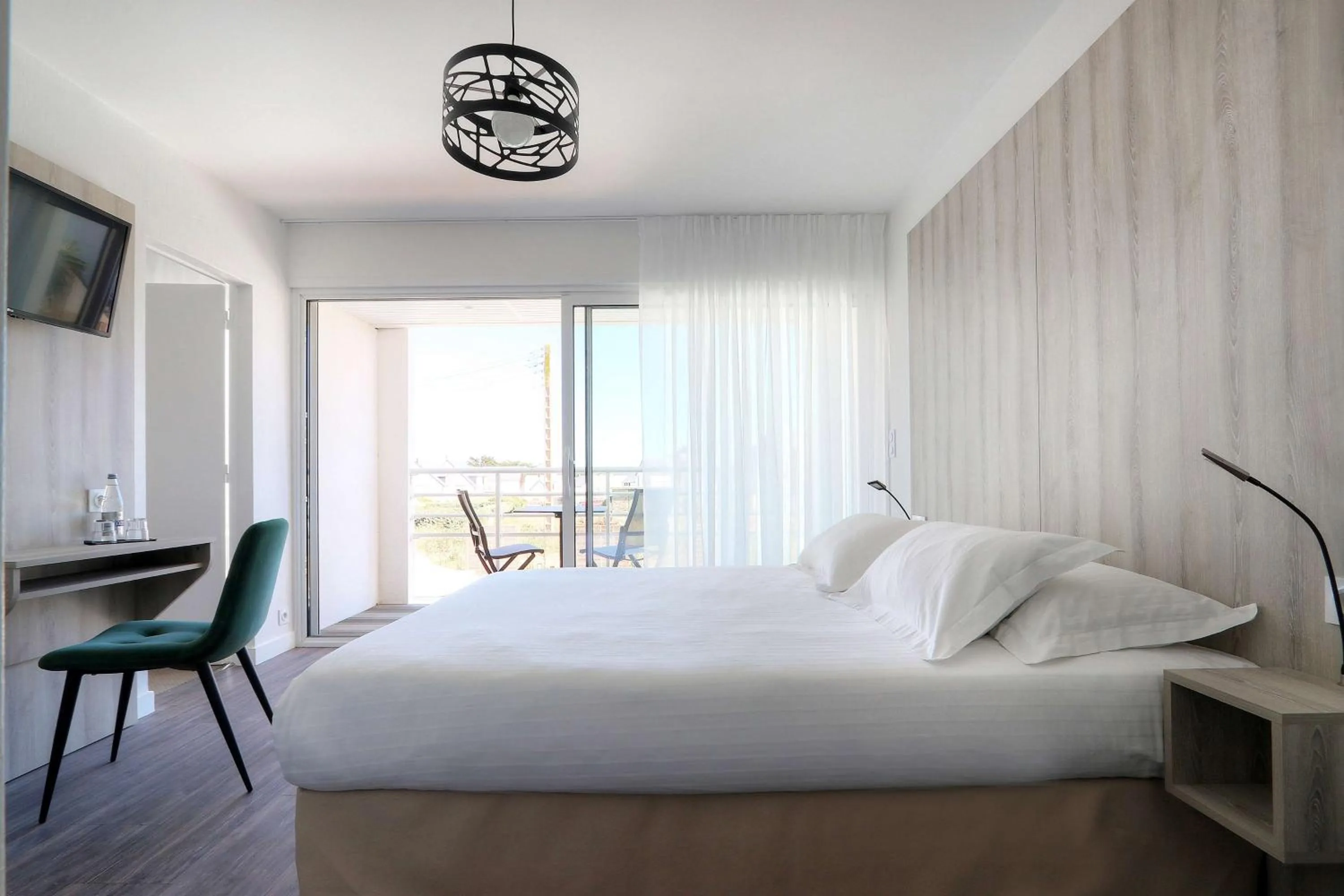 Photo of the whole room, Bed in Best Western Hôtel Le Bellevue Quiberon