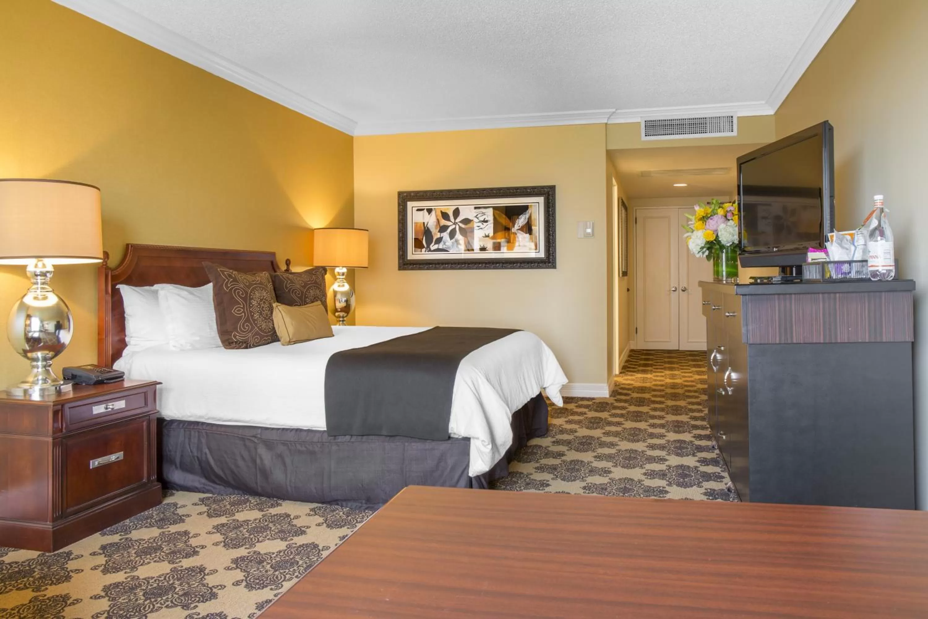 Bed in Omni Houston Hotel