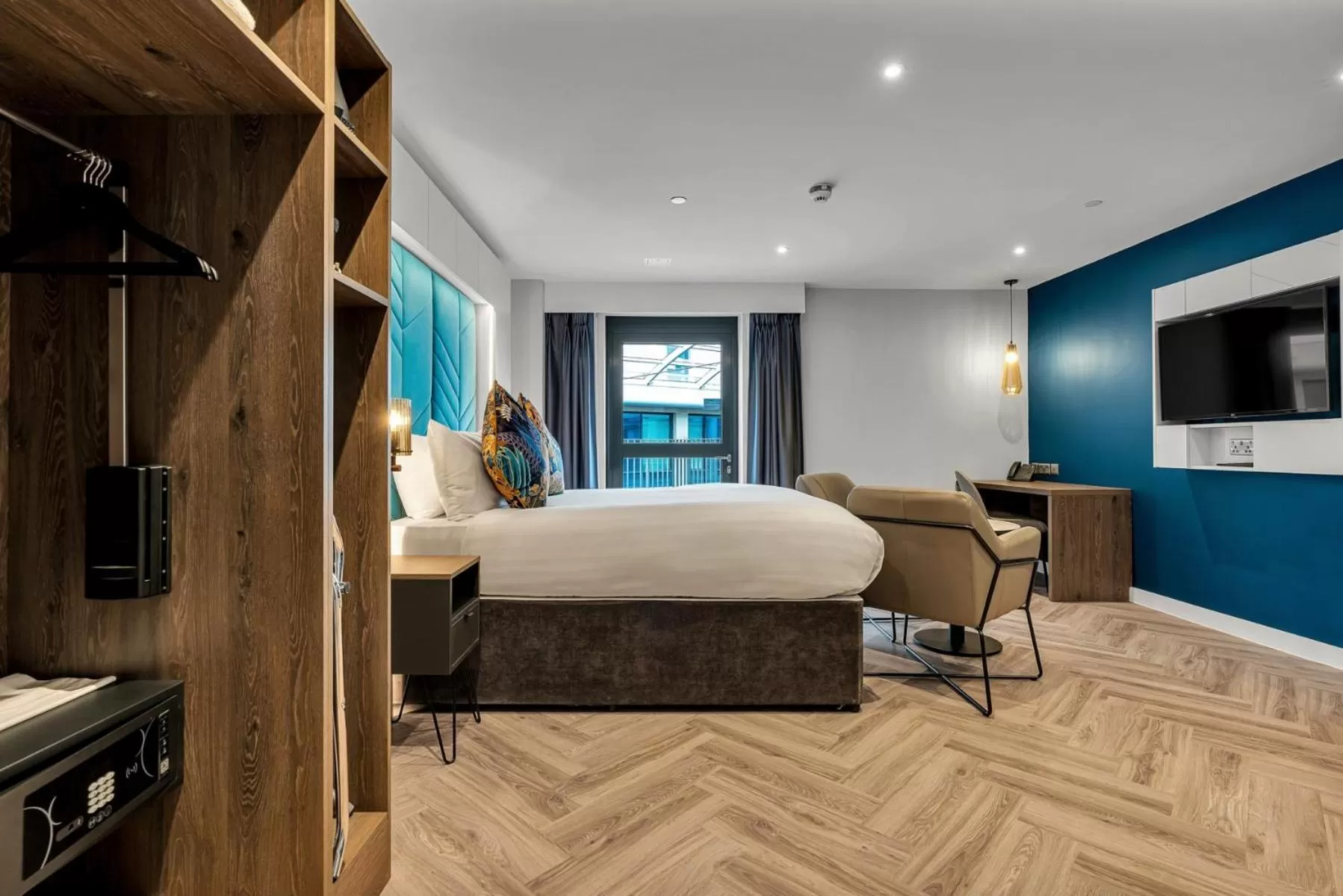 Bedroom, Bed in Roomzzz Edinburgh