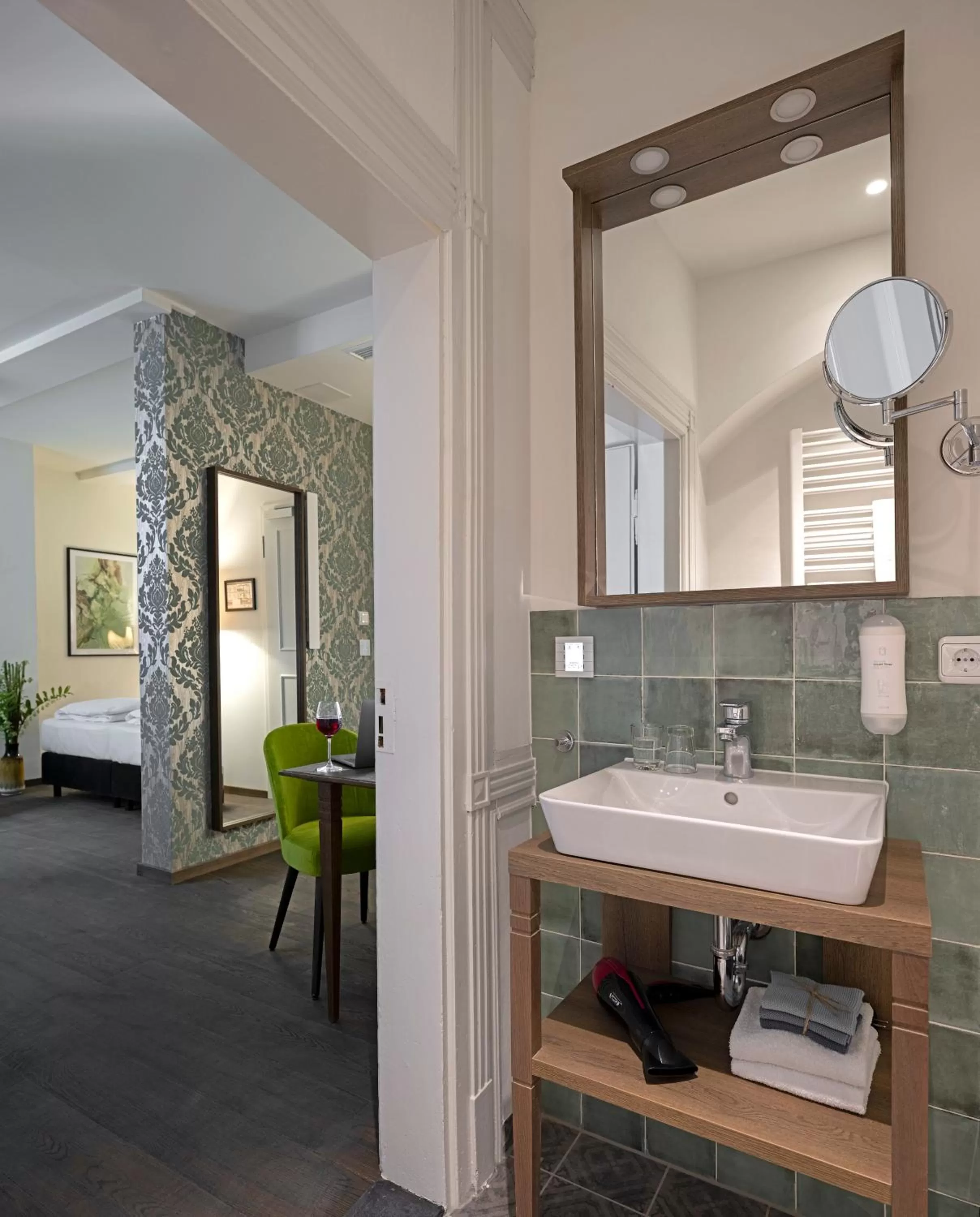 Bathroom, Bed in Altstadthotel der Patrizier
