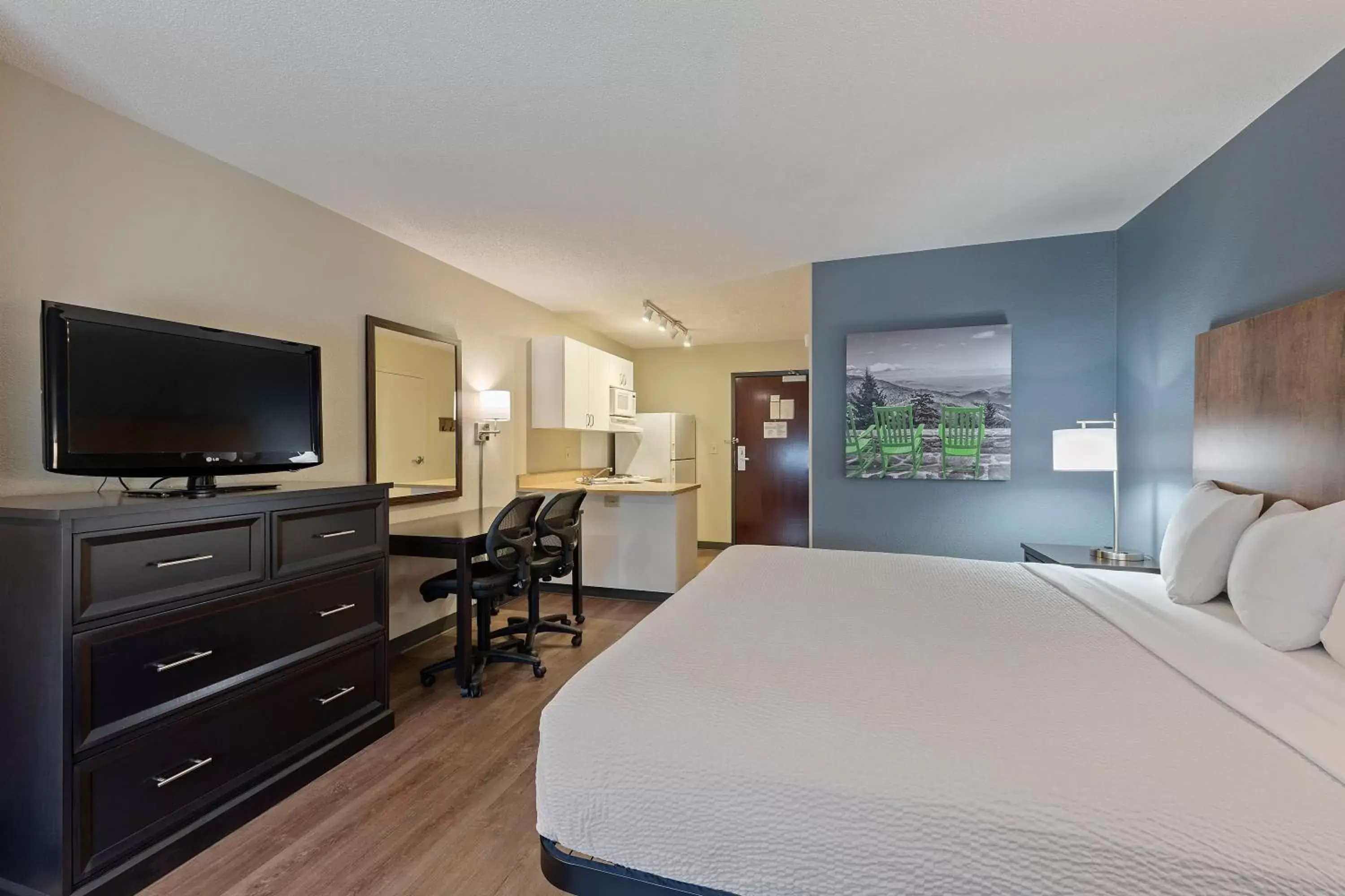 Bed, TV/Entertainment Center in Extended Stay America Suites - Charlotte - Pineville - Park Rd