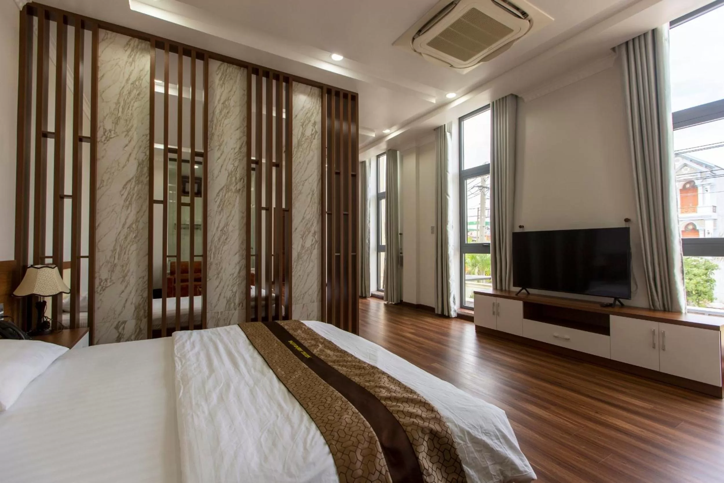 Bed, TV/Entertainment Center in Hoang Hung Hotel