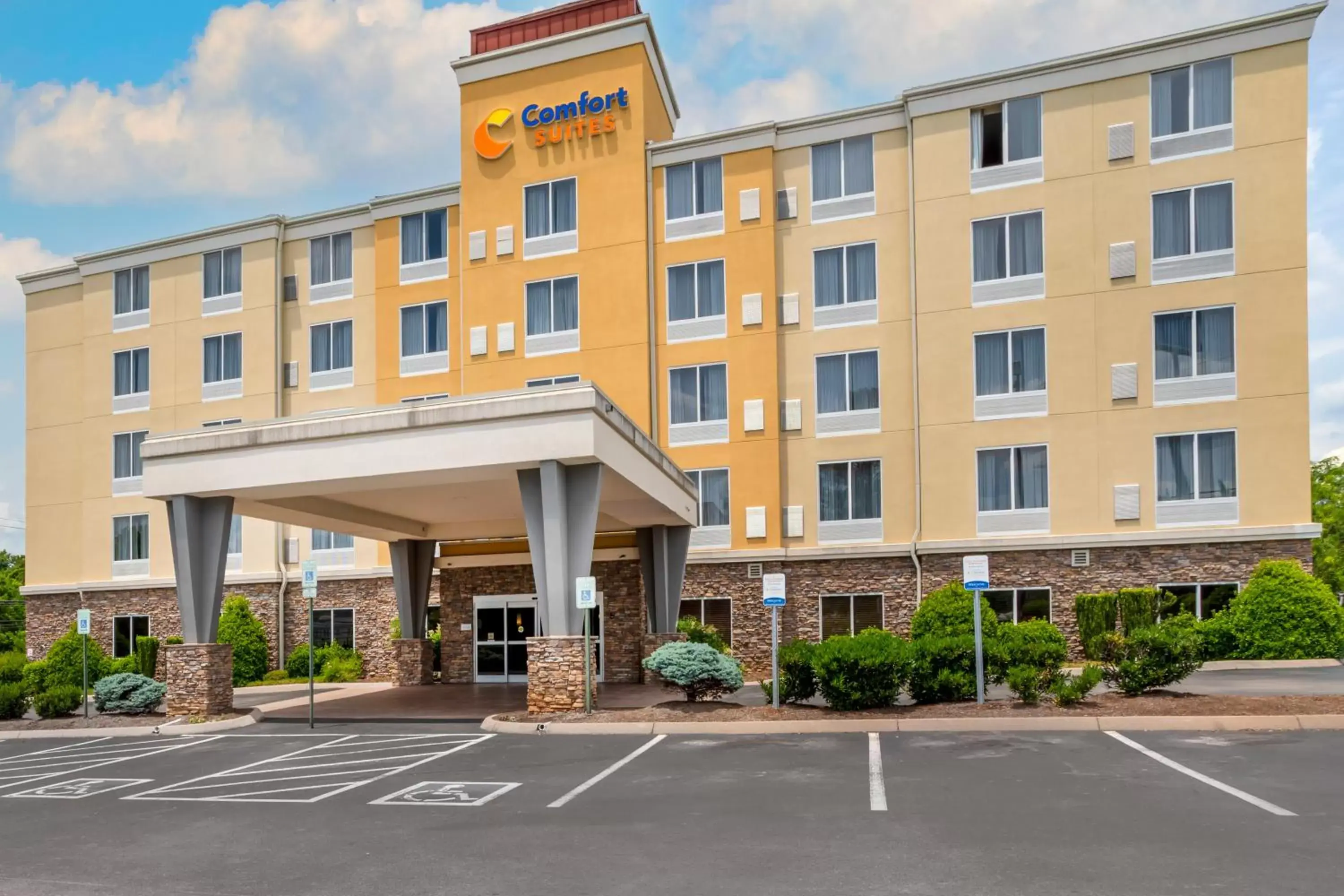 Property building in Comfort Suites North Knoxville