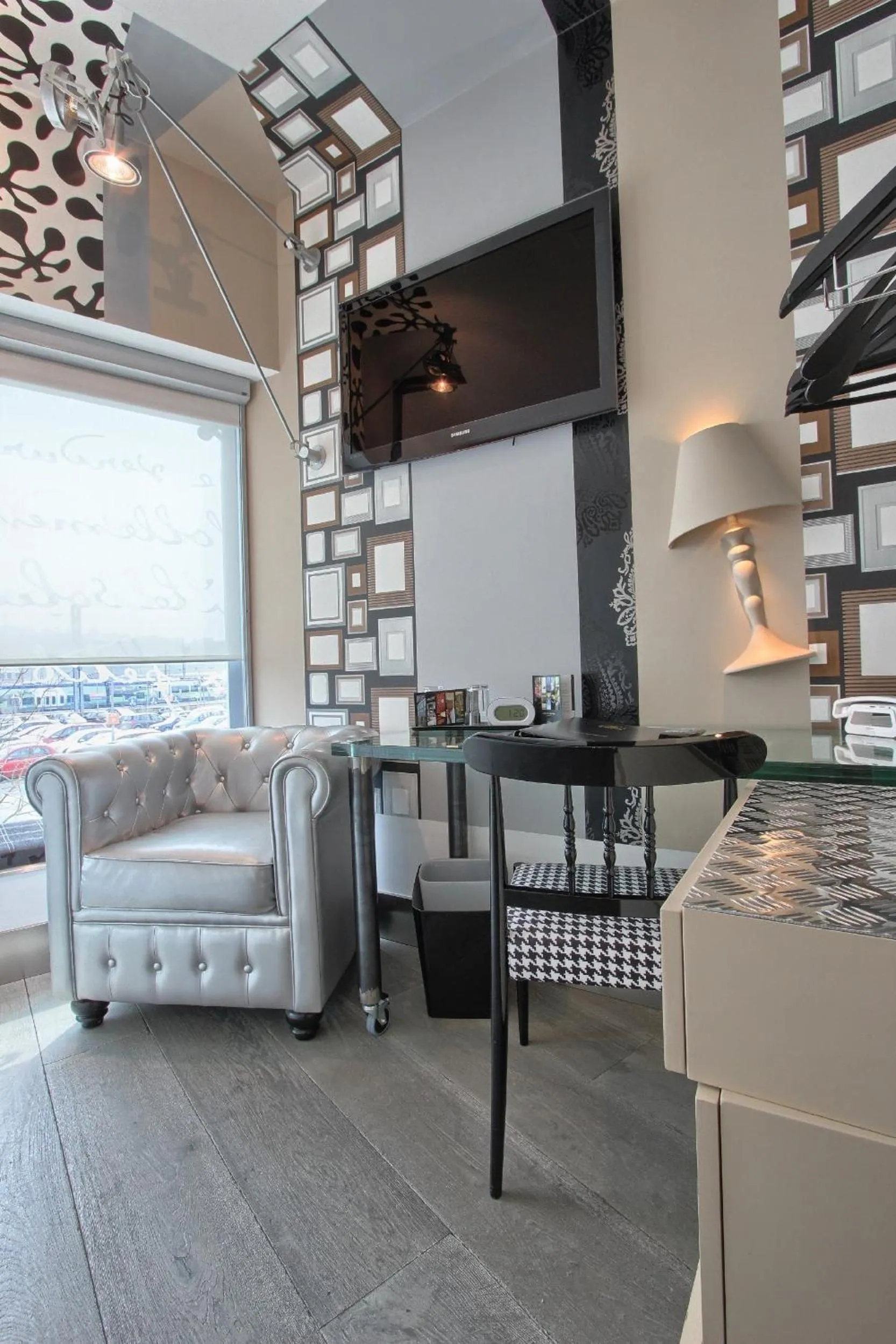 Seating area, Bed in Hôtel Le Dormeur du Val
