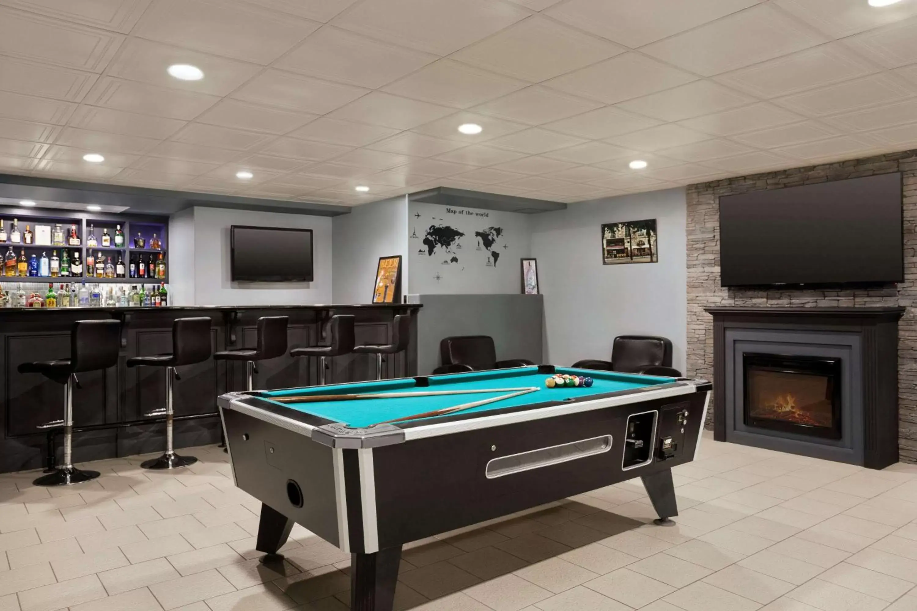 Lounge or bar, Billiards in Days Inn by Wyndham Leamington