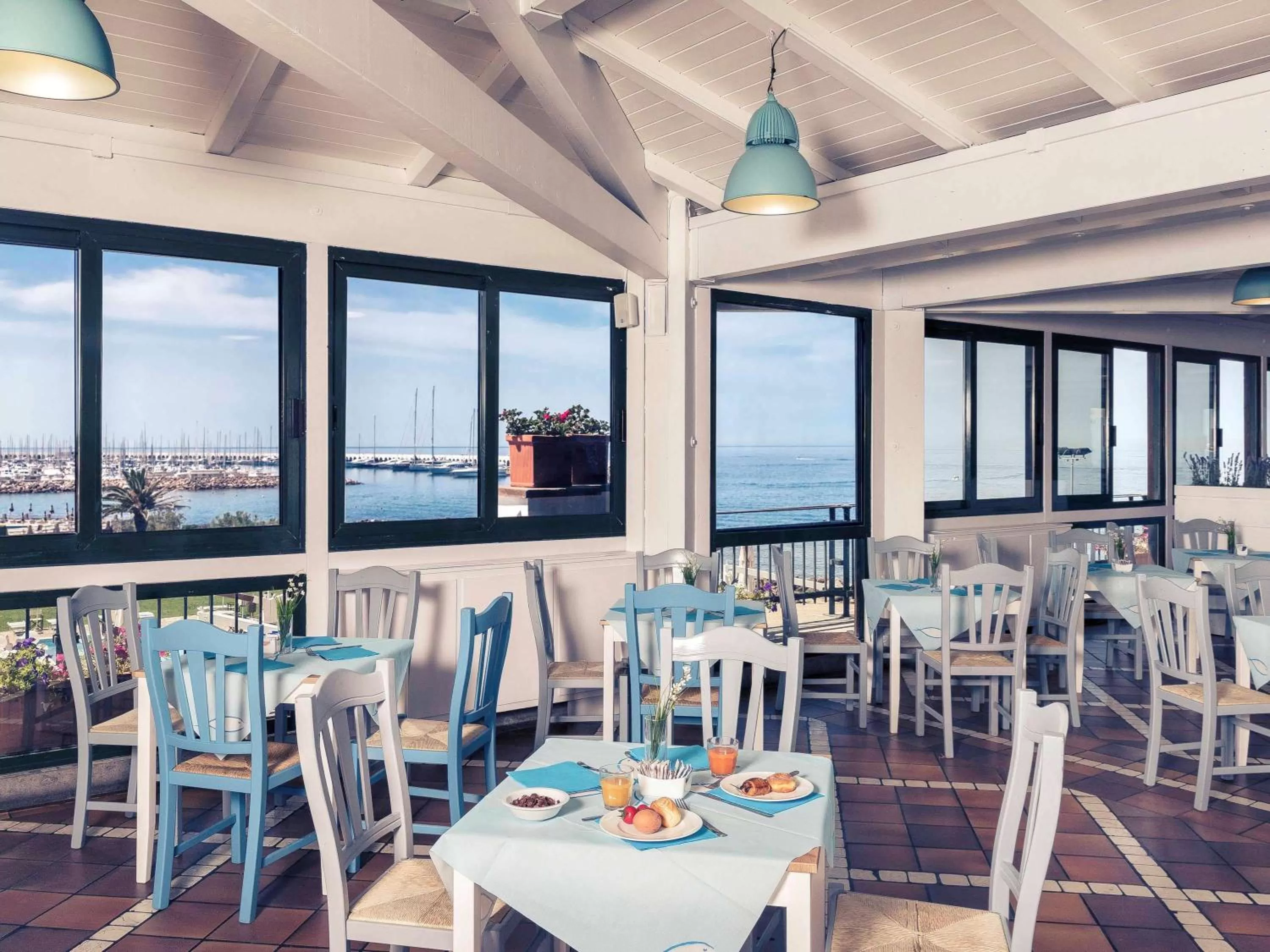 Restaurant/places to eat in Sunbay Park Hotel