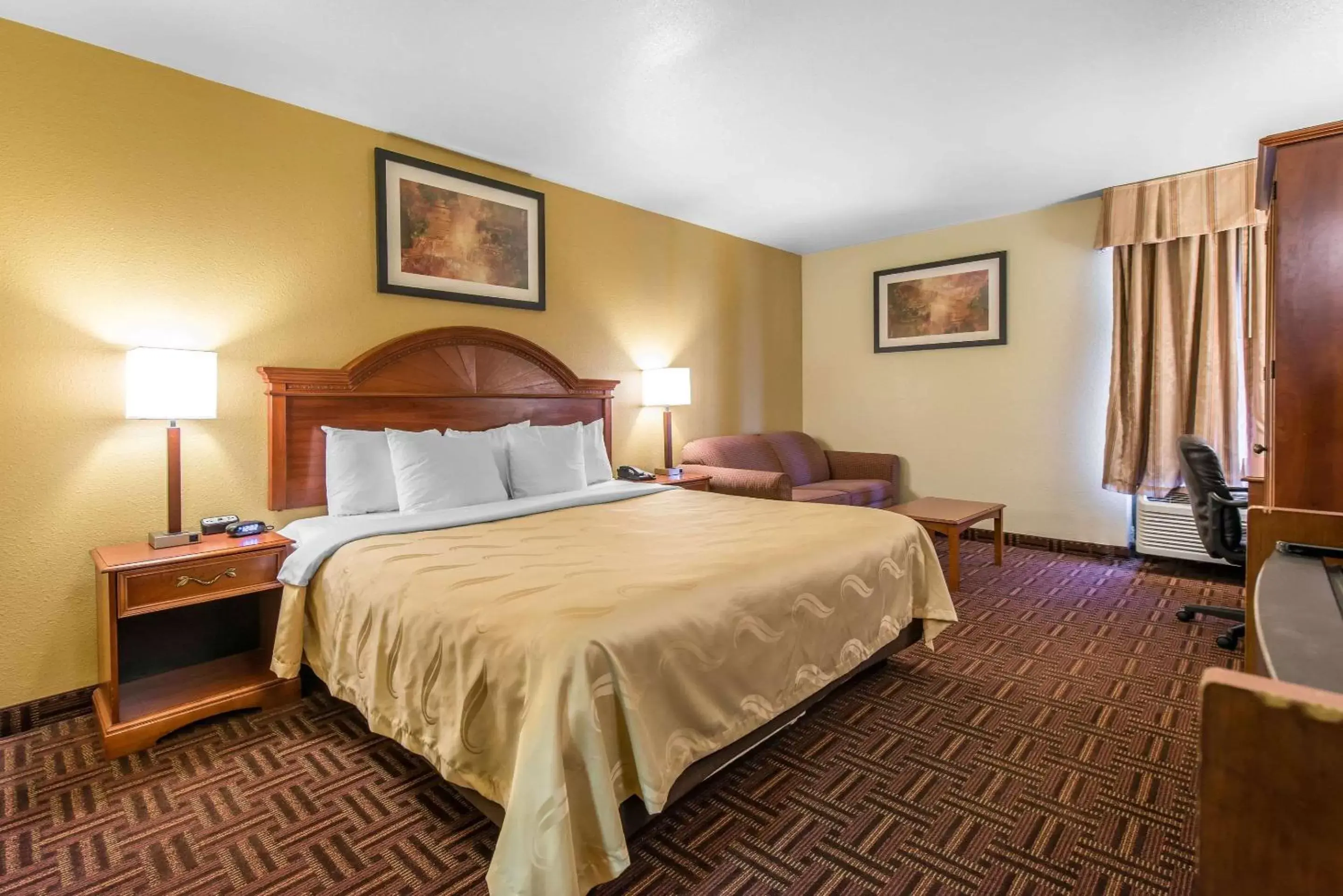 Photo of the whole room, Bed in Quality Inn South Colorado Springs