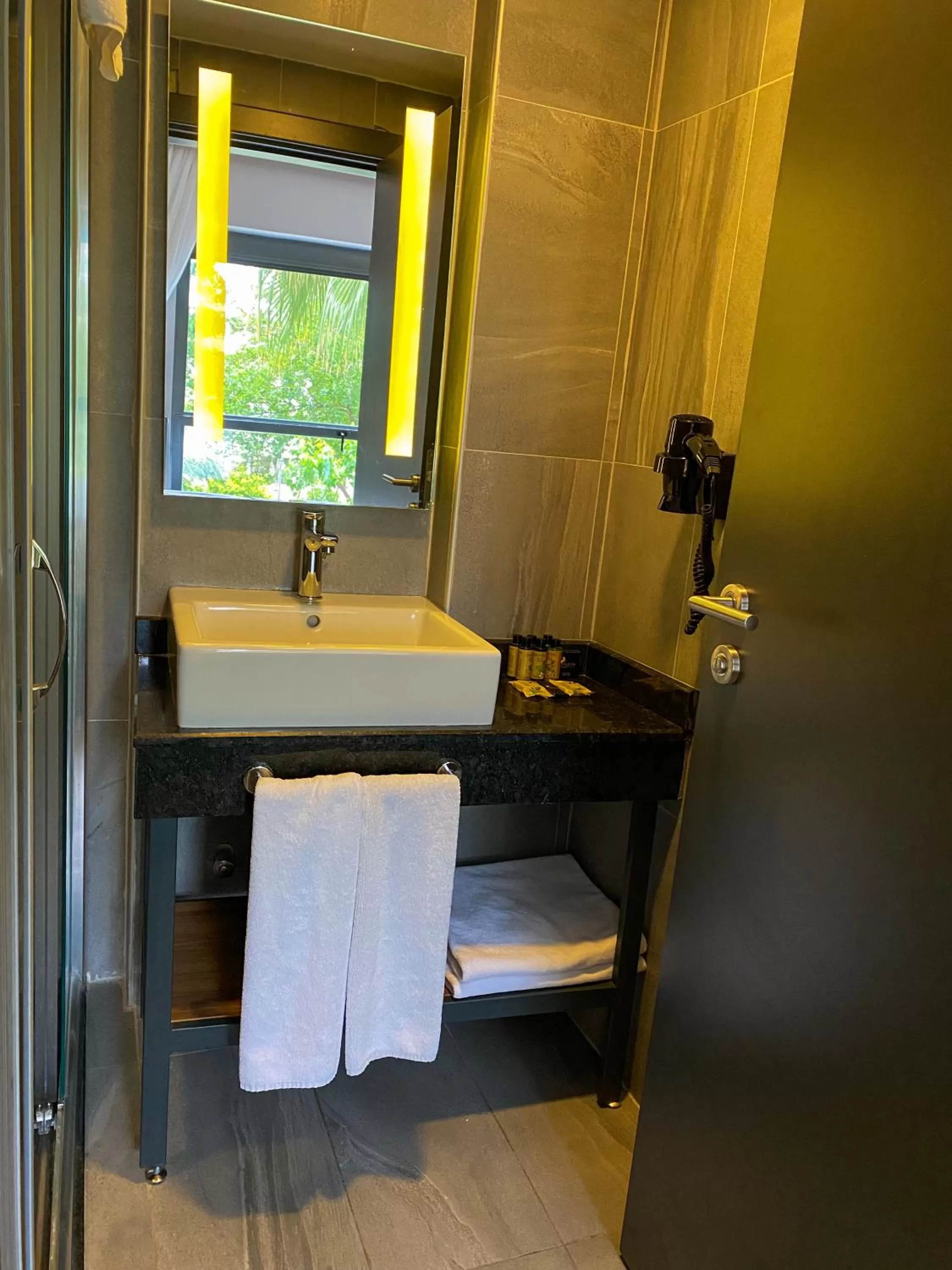 Bathroom in Falcon 1511