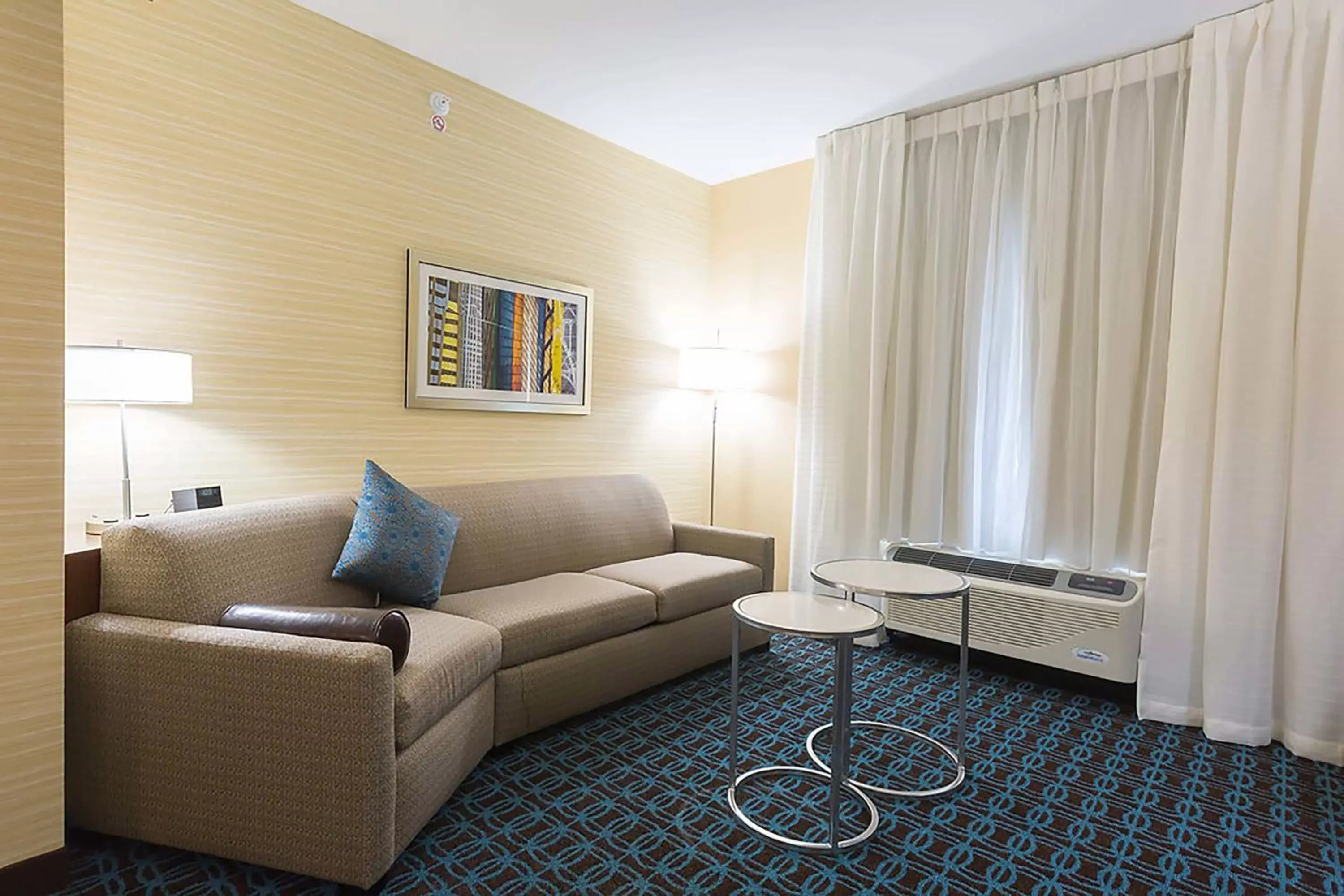 Living room, Seating Area in Fairfield Inn & Suites by Marriott Jamestown