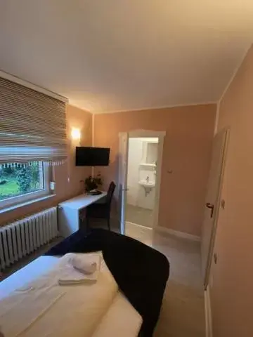 Single Room with Private Bathroom - single occupancy - Annex in Hotel Sophia Single Room with Private Bathroom - single occupancy - Annex in Hotel Sophia