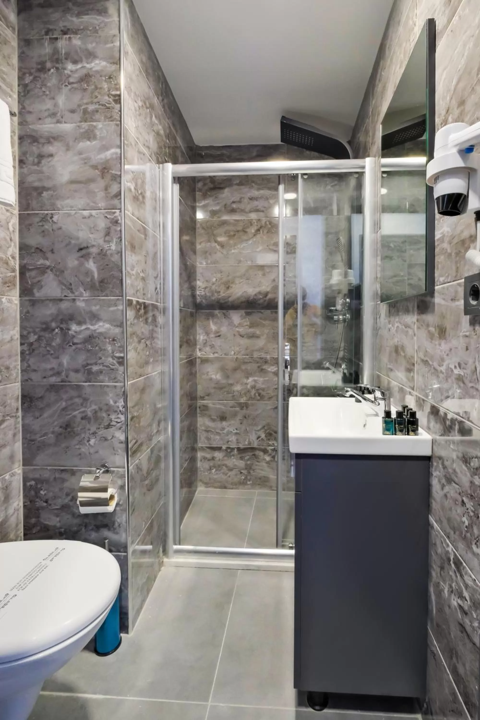 Shower in The Queen Hotel