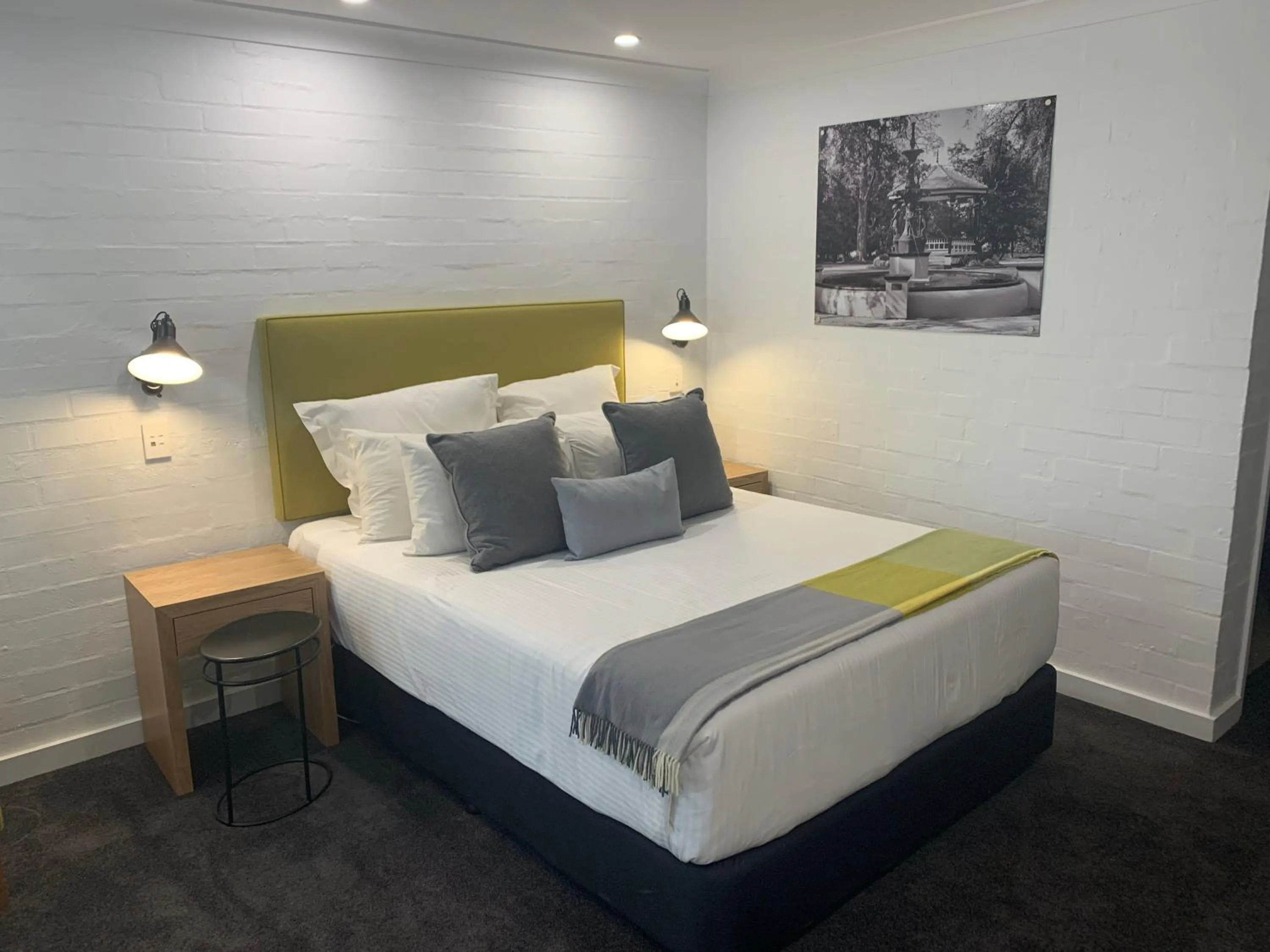 Bedroom, Bed in Town Square Motel