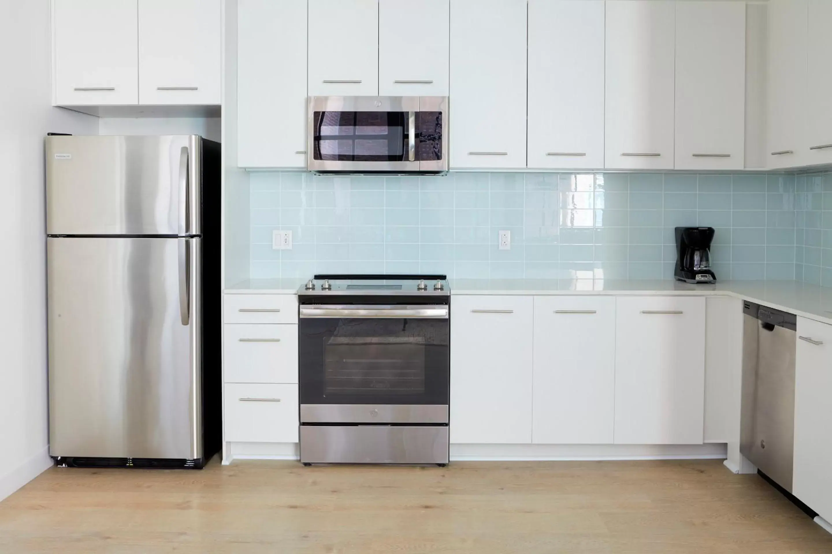 Living room, Kitchen/Kitchenette in Sonder at Sixteen Hundred