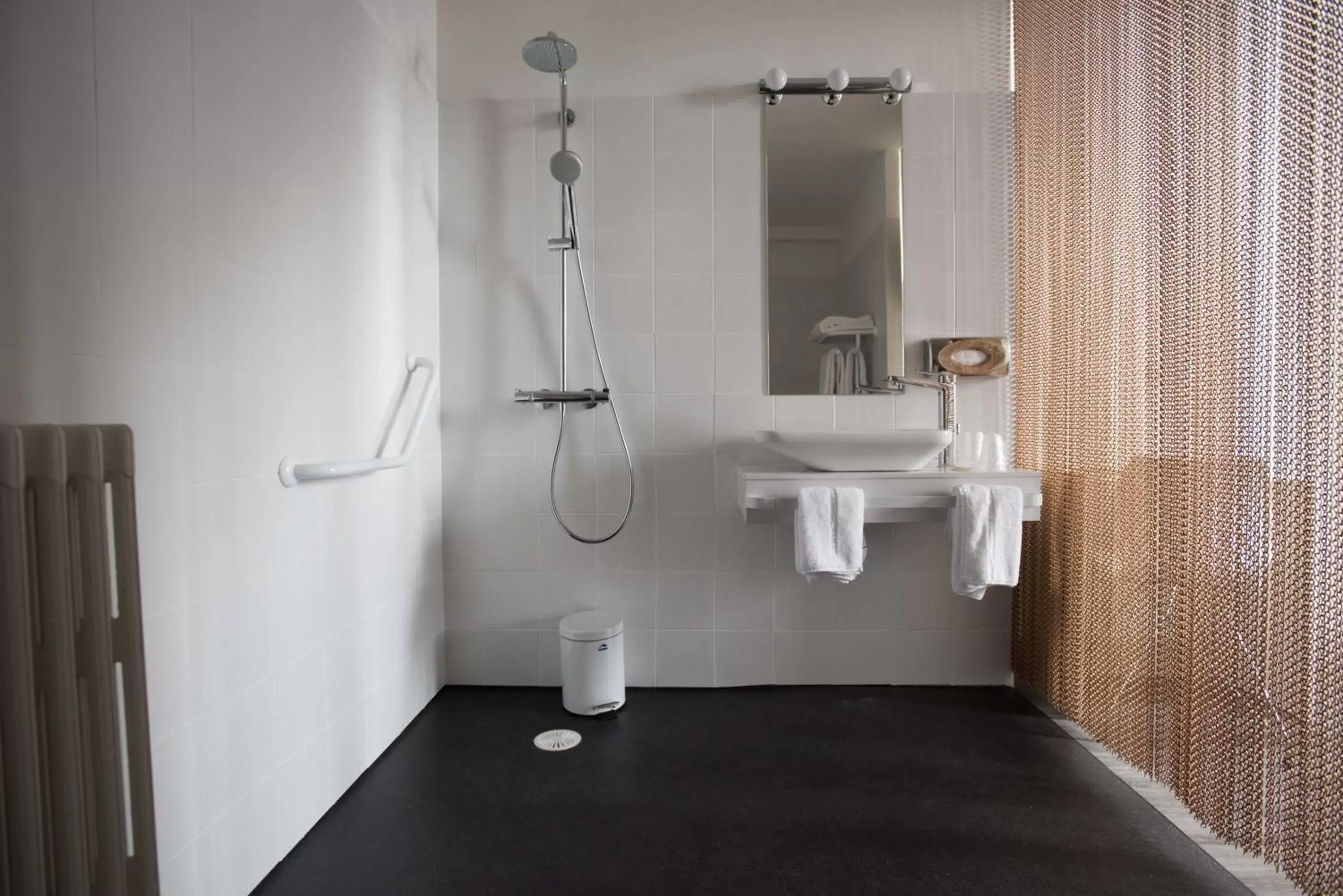 Double Room - Disability Access in Hôtel François 1er Double Room - Disability Access in Hôtel François 1er