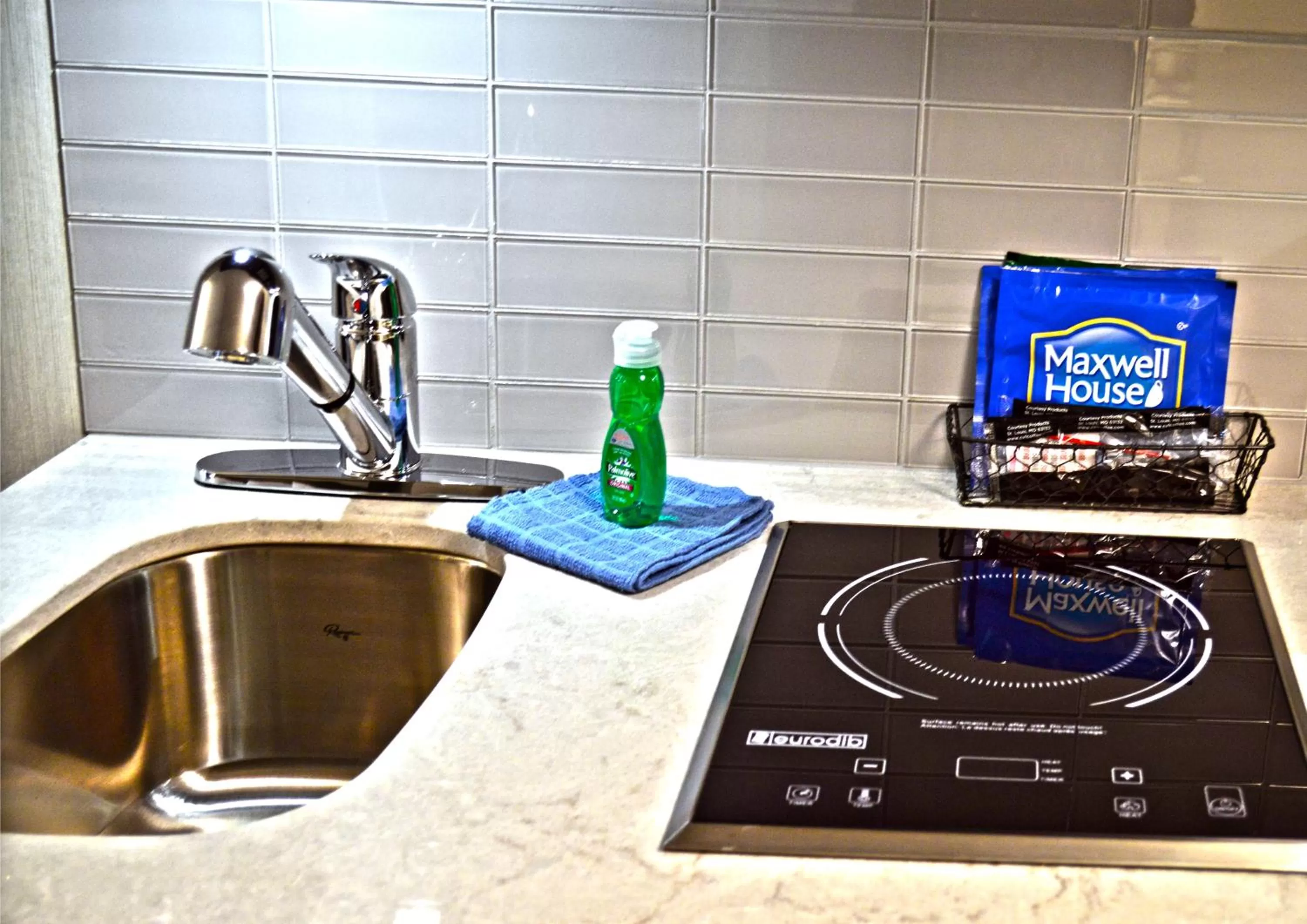 Coffee/tea facilities in Holiday Inn & Suites Syracuse Airport - Liverpool by IHG