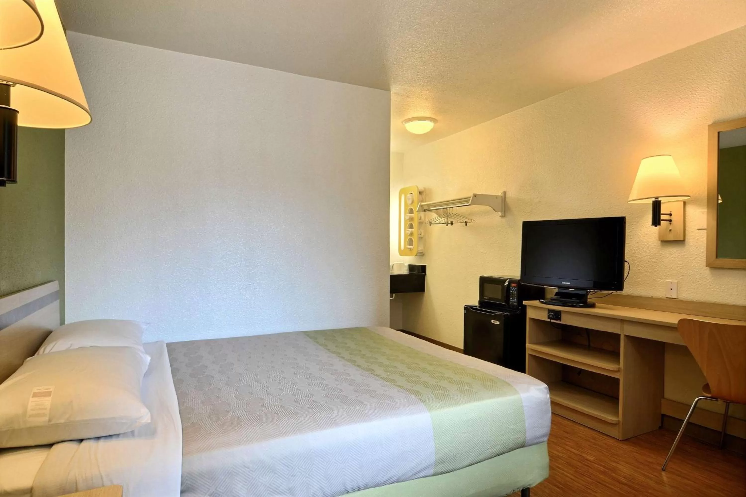 TV and multimedia, Bed in Motel 6-Tumwater, WA - Olympia