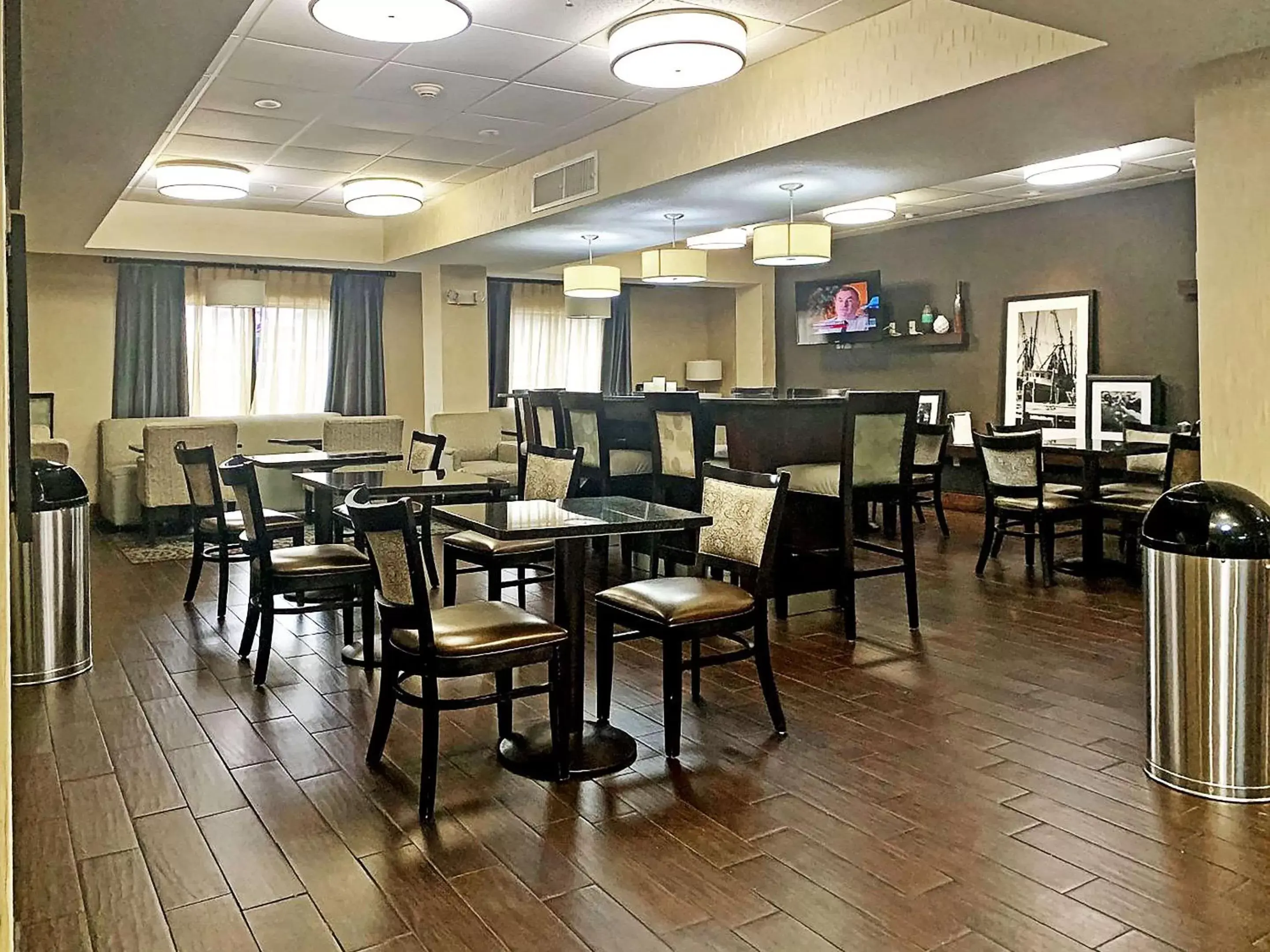 Lobby or reception, Restaurant/Places to Eat in Comfort Inn Darien - North Brunswick