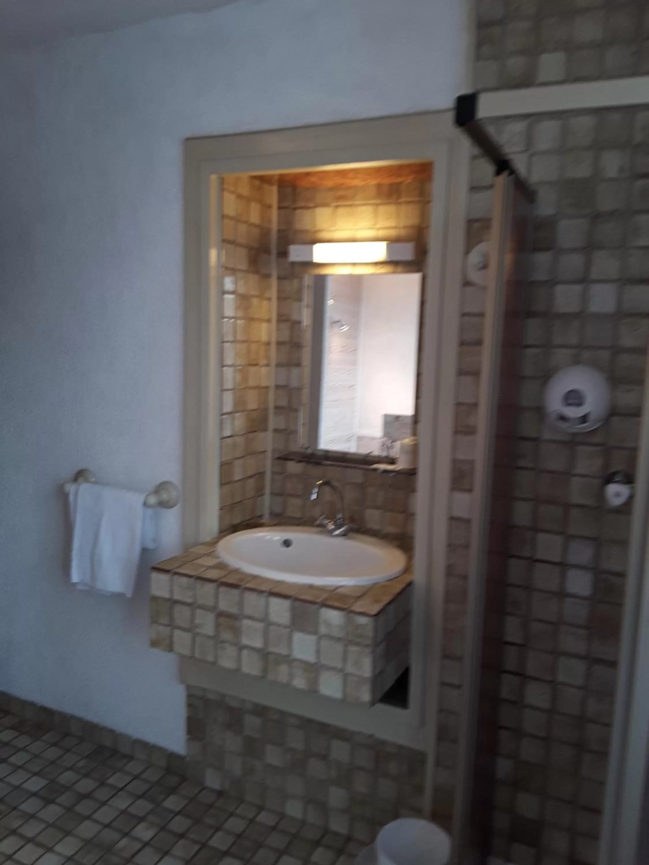 Shower in Hôtel du Midi