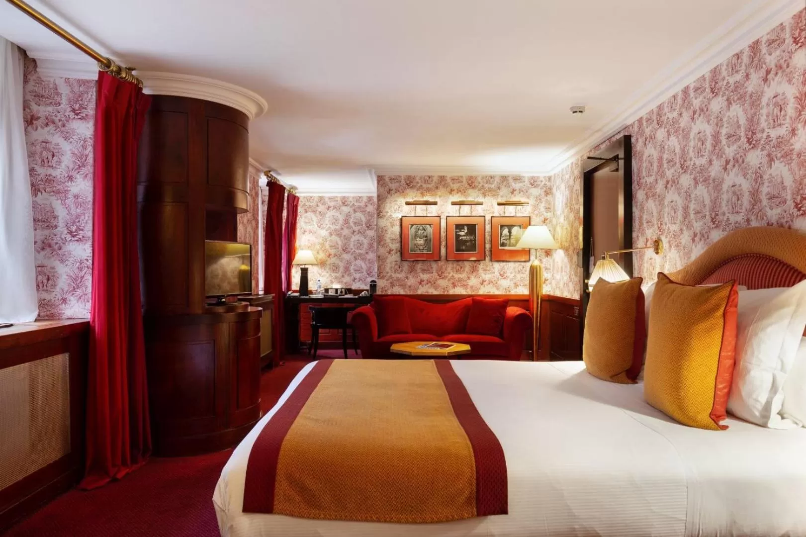 Property building, Bed in Grand Hotel de l'Opera - BW Premier Collection