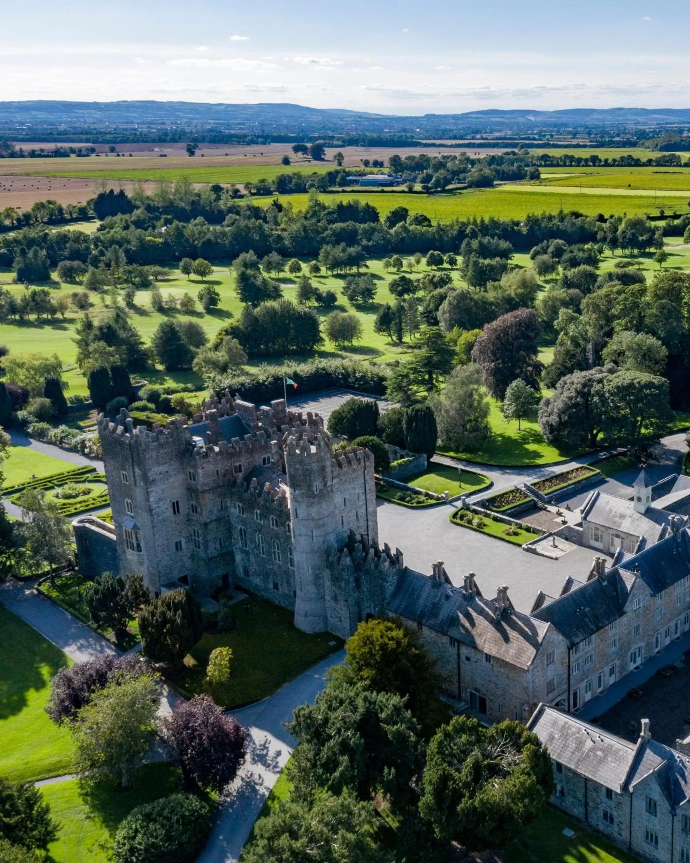 Property building, Bird's-eye View in Kilkea Castle