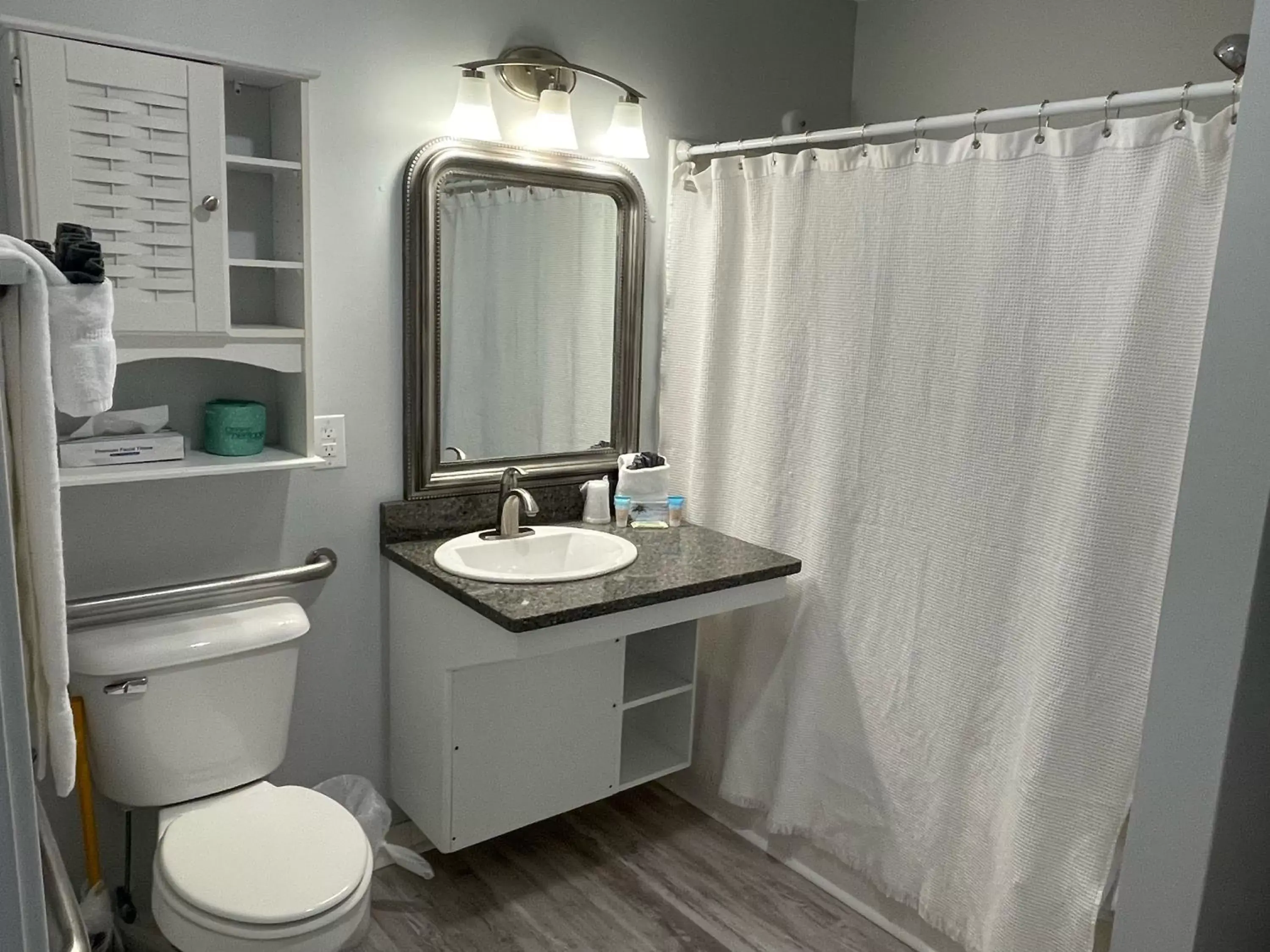 Bathroom in Sandpeddler Inn and Suites