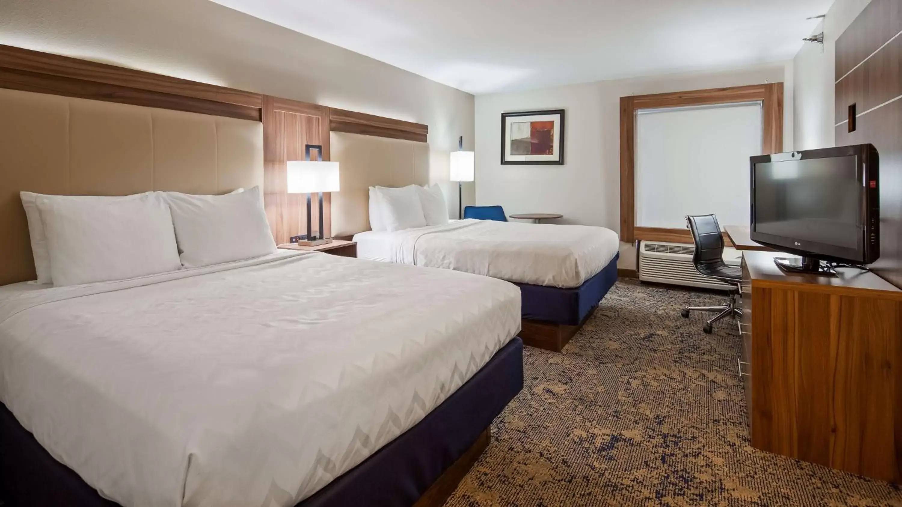 Photo of the whole room, Bed in Best Western Plus Kansas City Airport - KCI East